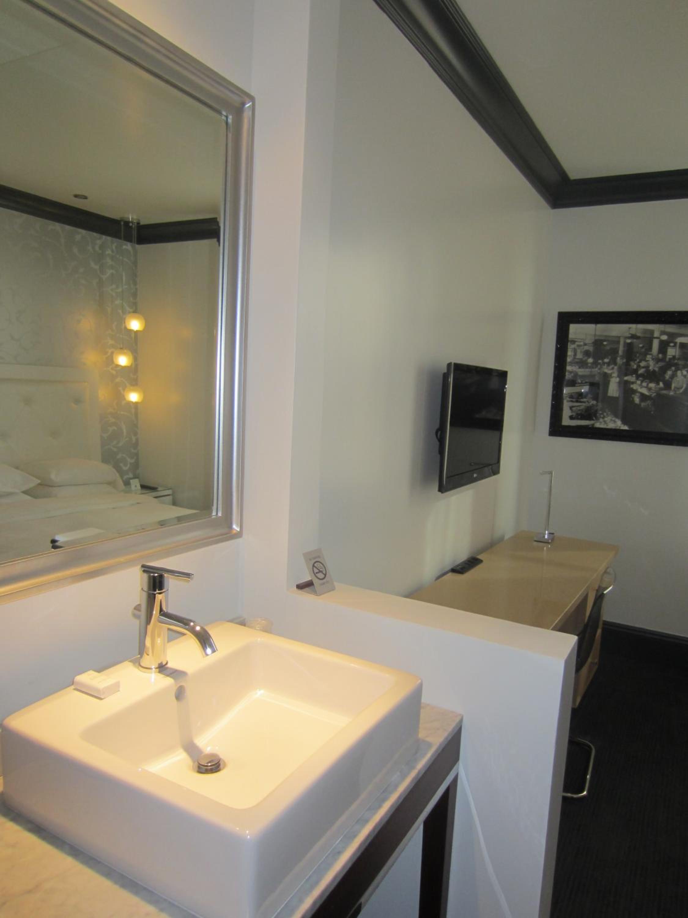 Deluxe Queen Room with City View photo 3