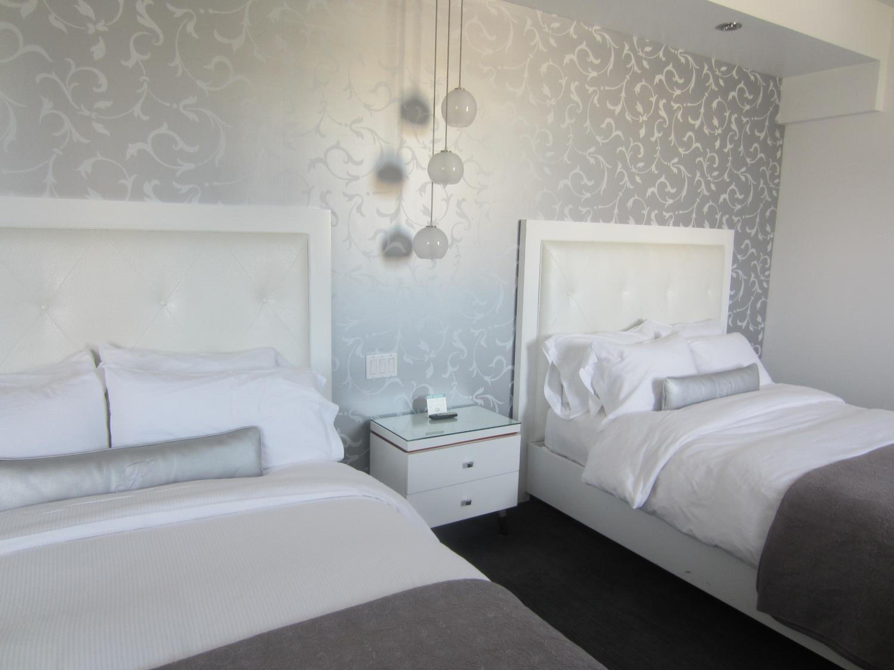 Queen Room with Two Queen Beds photo 3