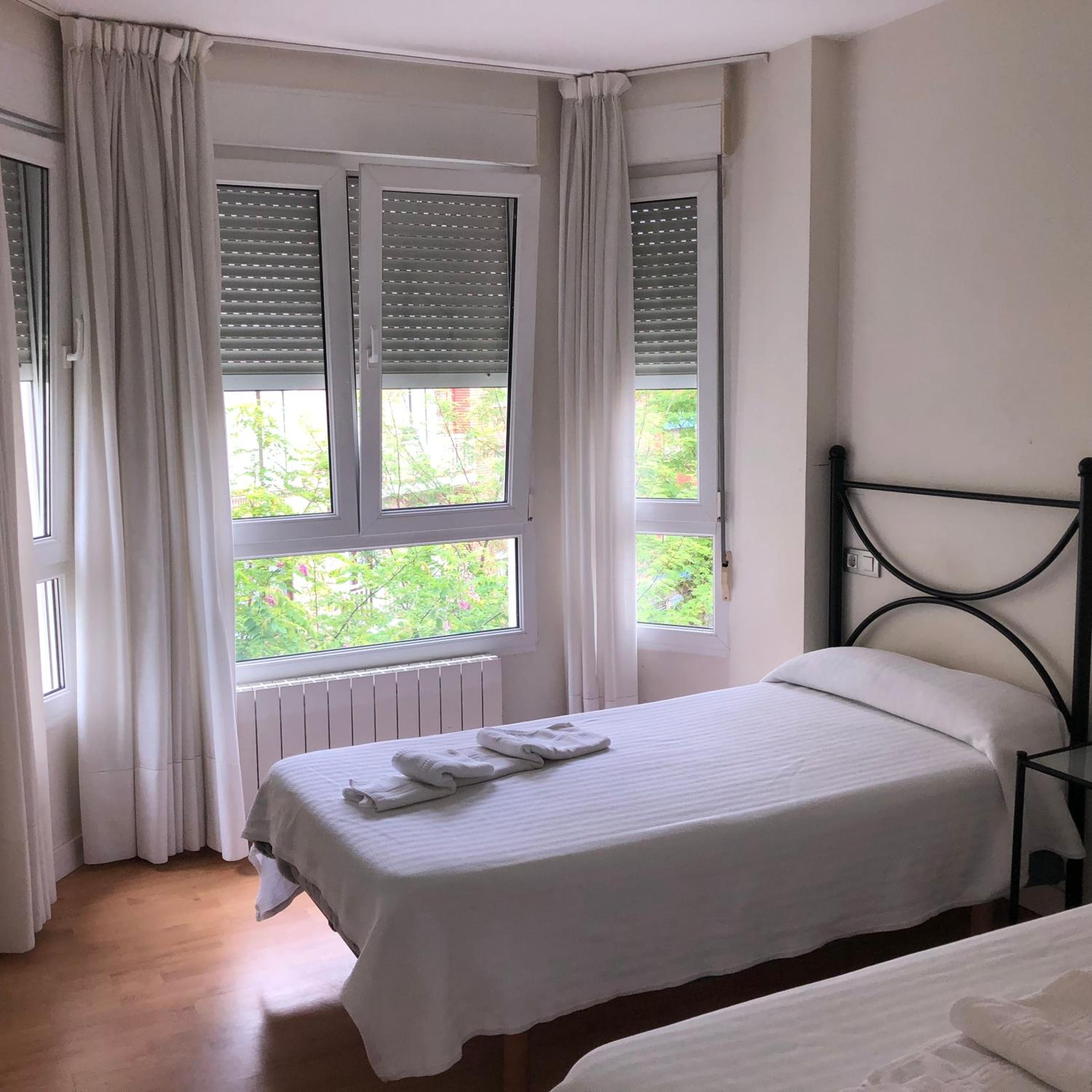 Twin Room with Private Bathroom - Photo 4