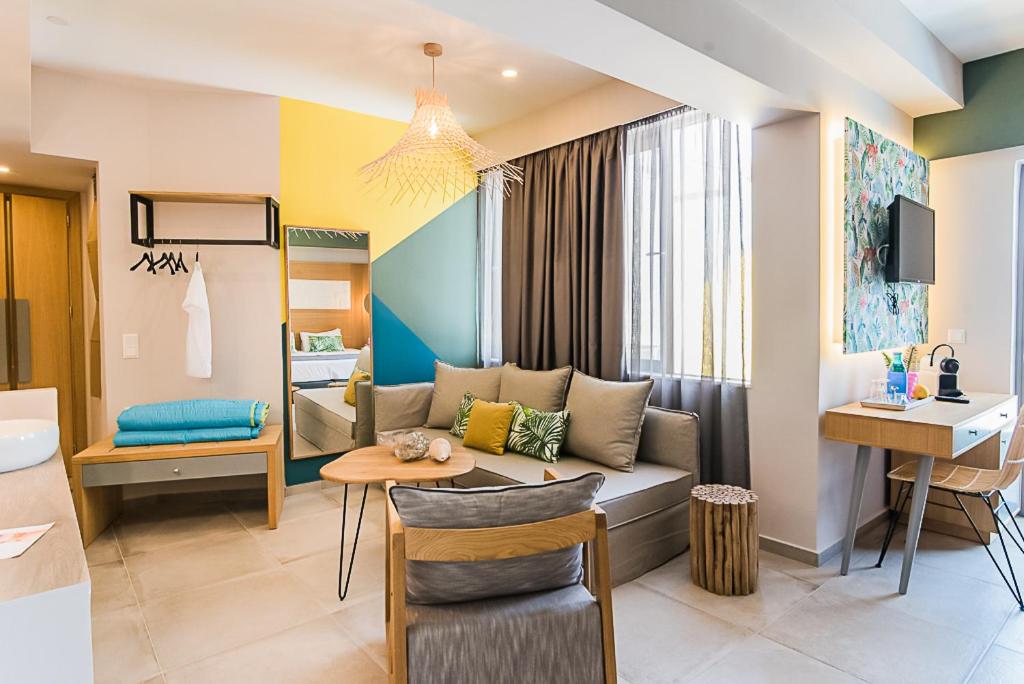 Junior Suite with Pool View photo 3