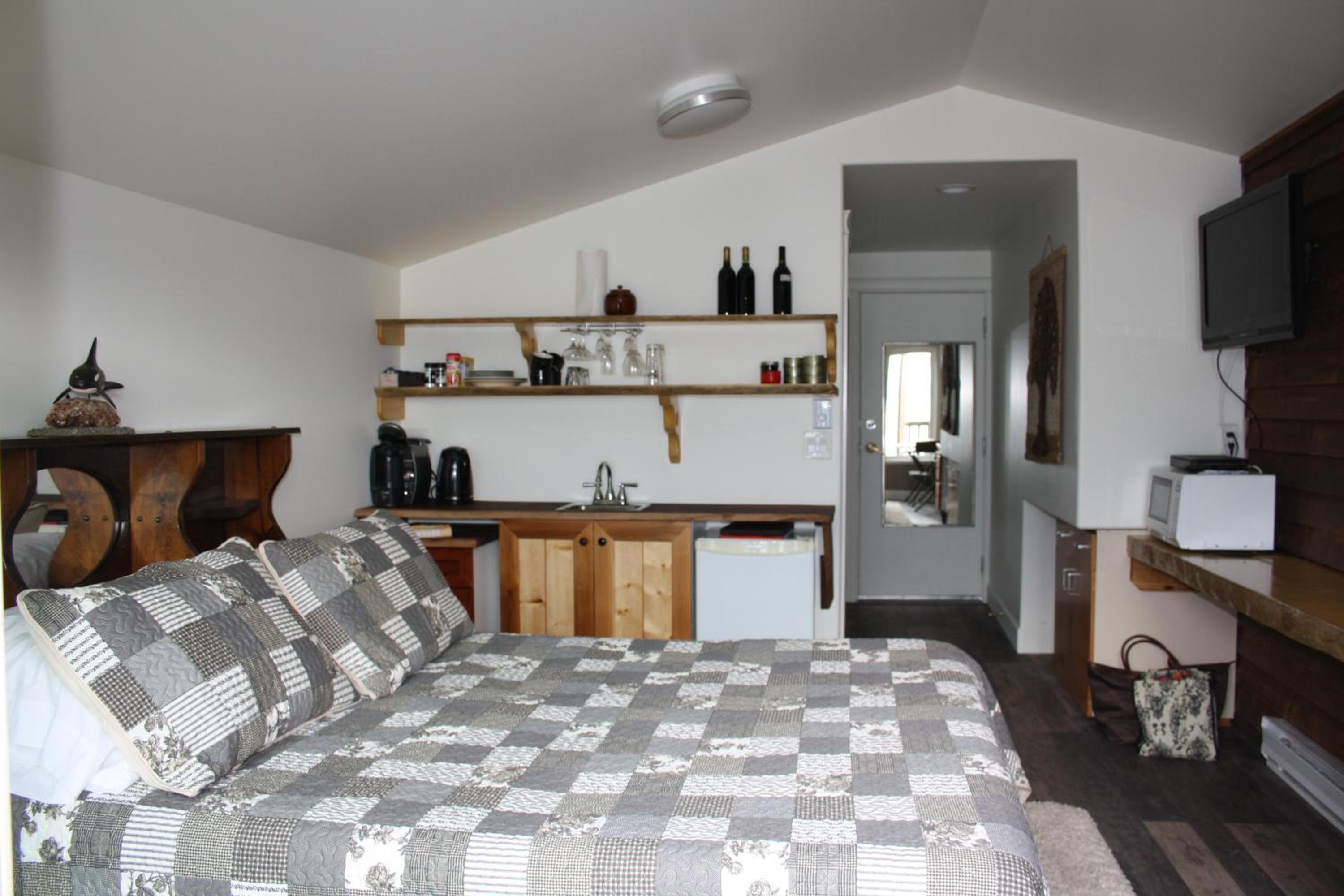 Standard Queen Room