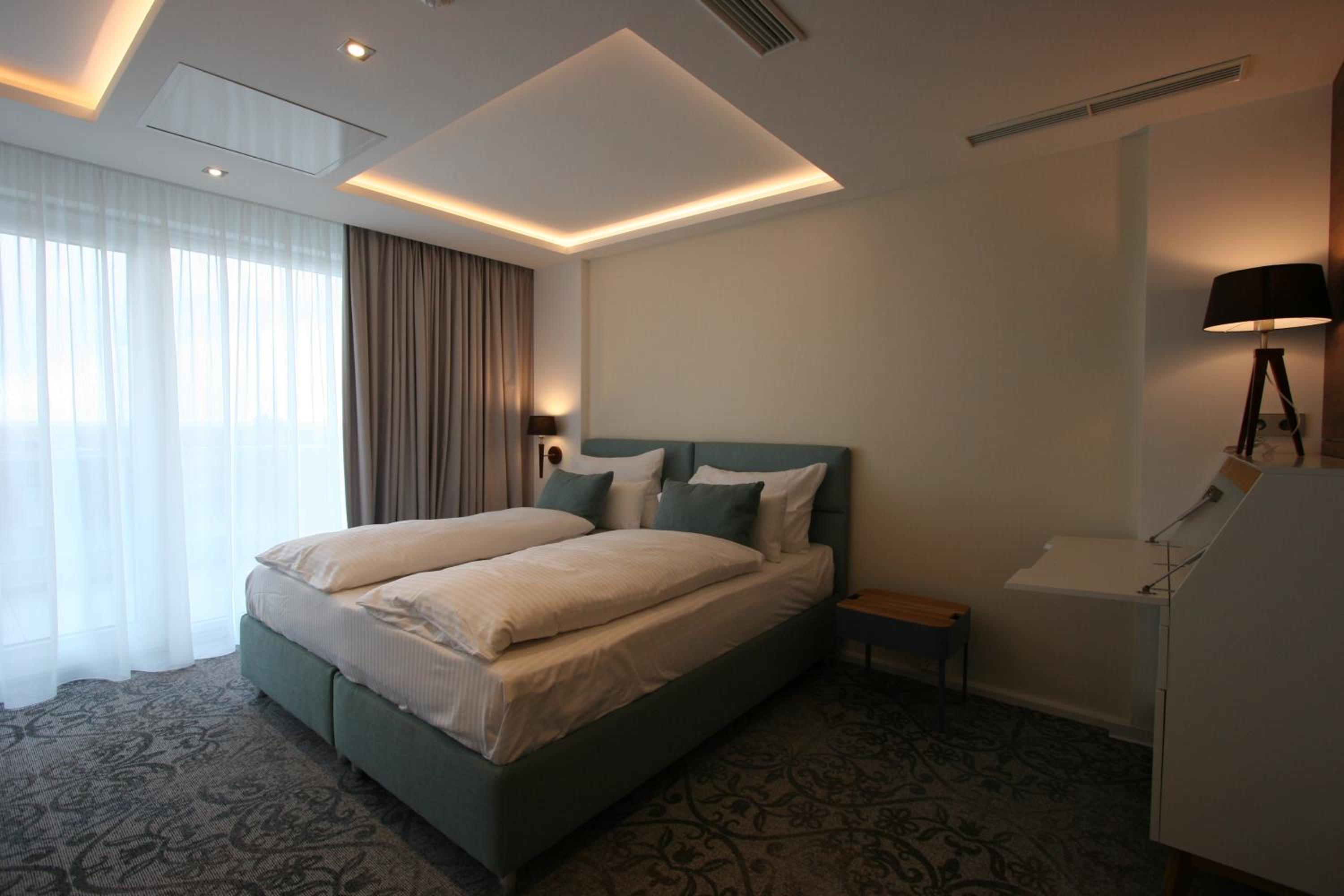 Deluxe Double Room with Sea View thumbnail 5