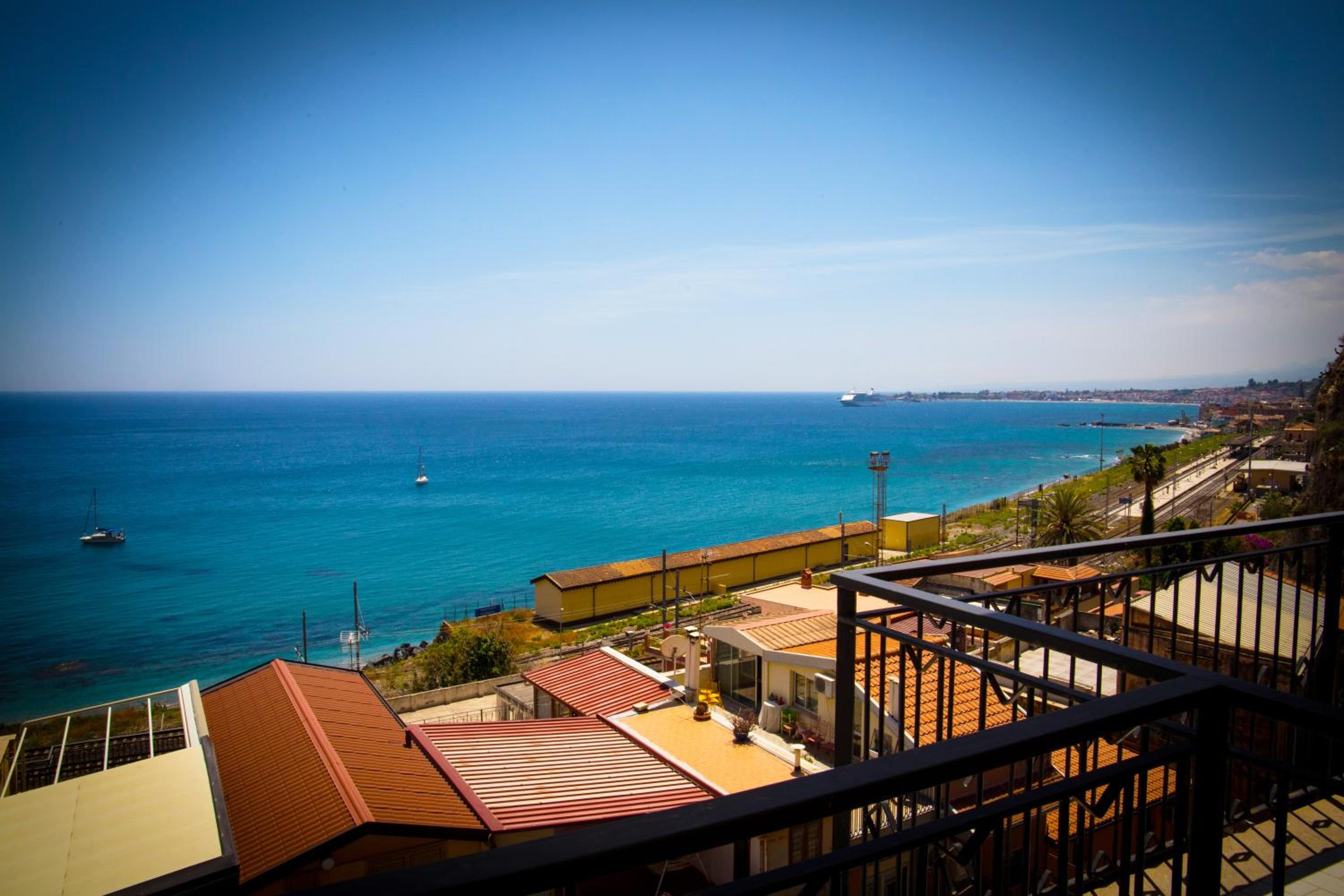 Twin Room with Sea View - Photo 3