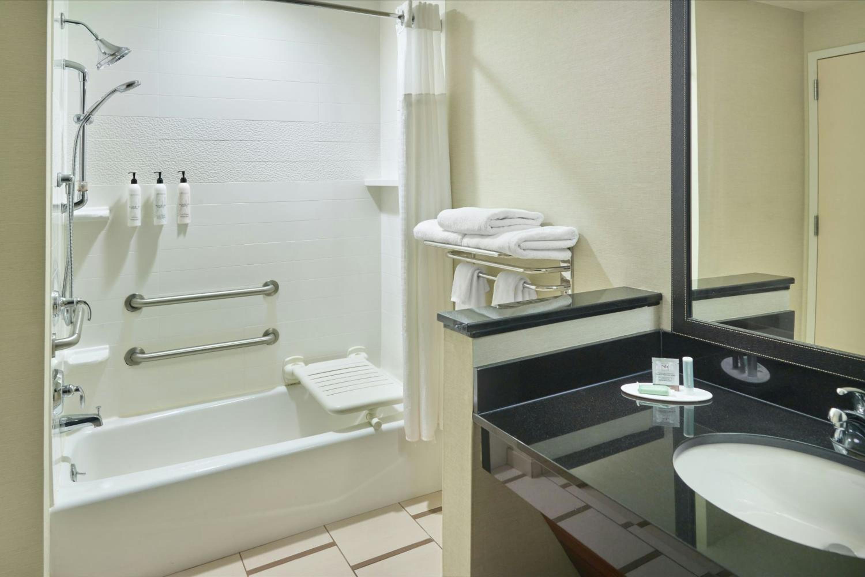 Queen Suite with Two Queen Beds, Bathtub and Sofa Bed - Mobility Access
