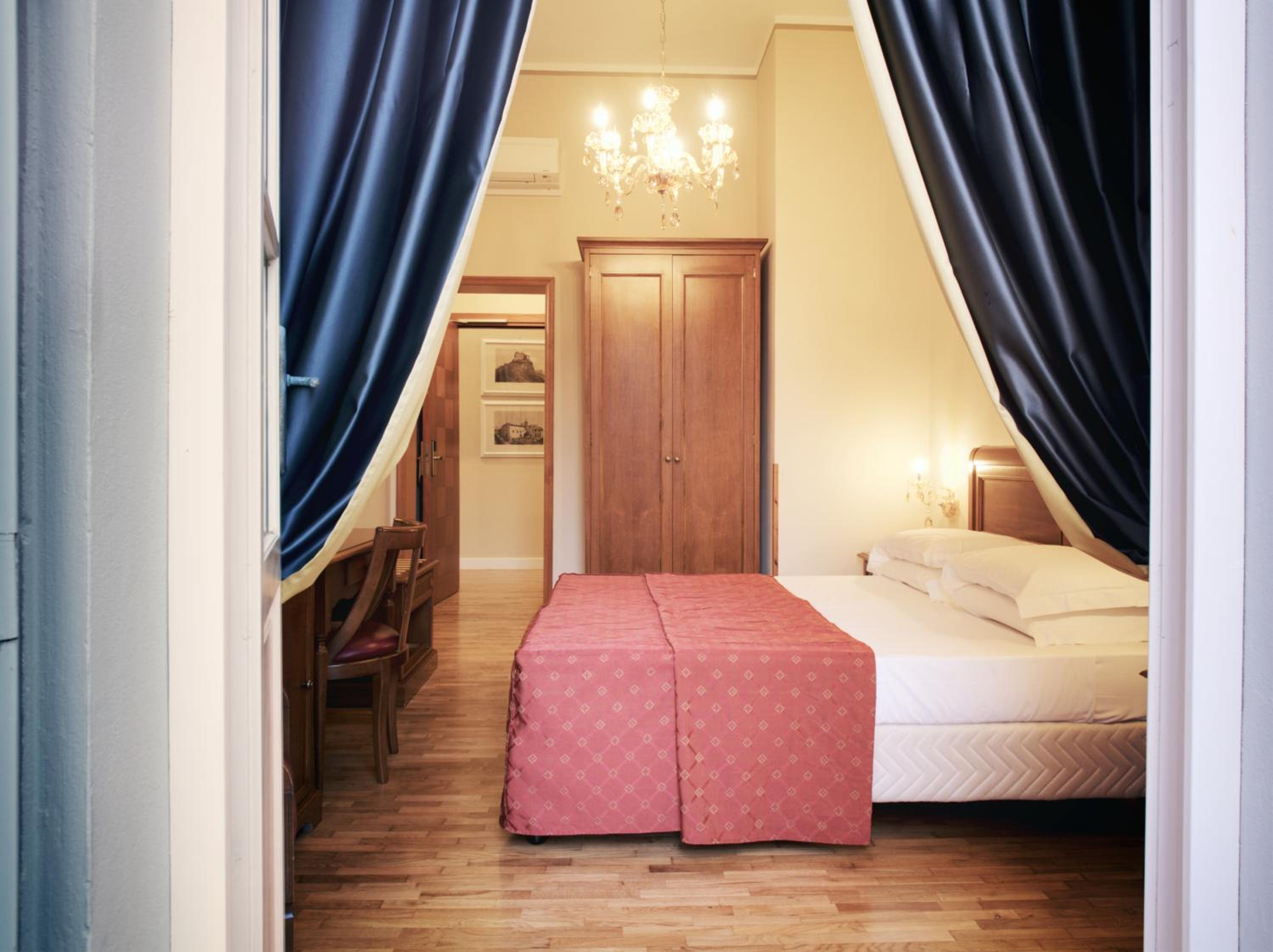 Classic Double Room with Balcony - Photo 1