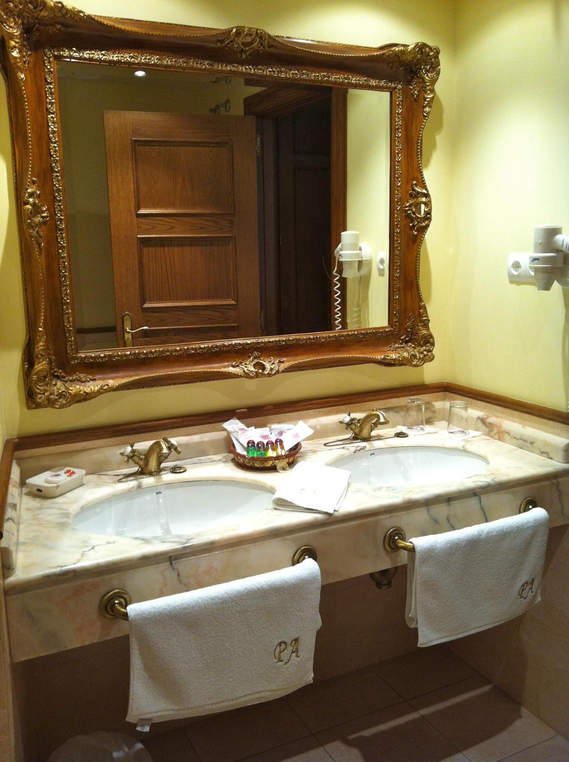 Double or Twin Room - Photo 5