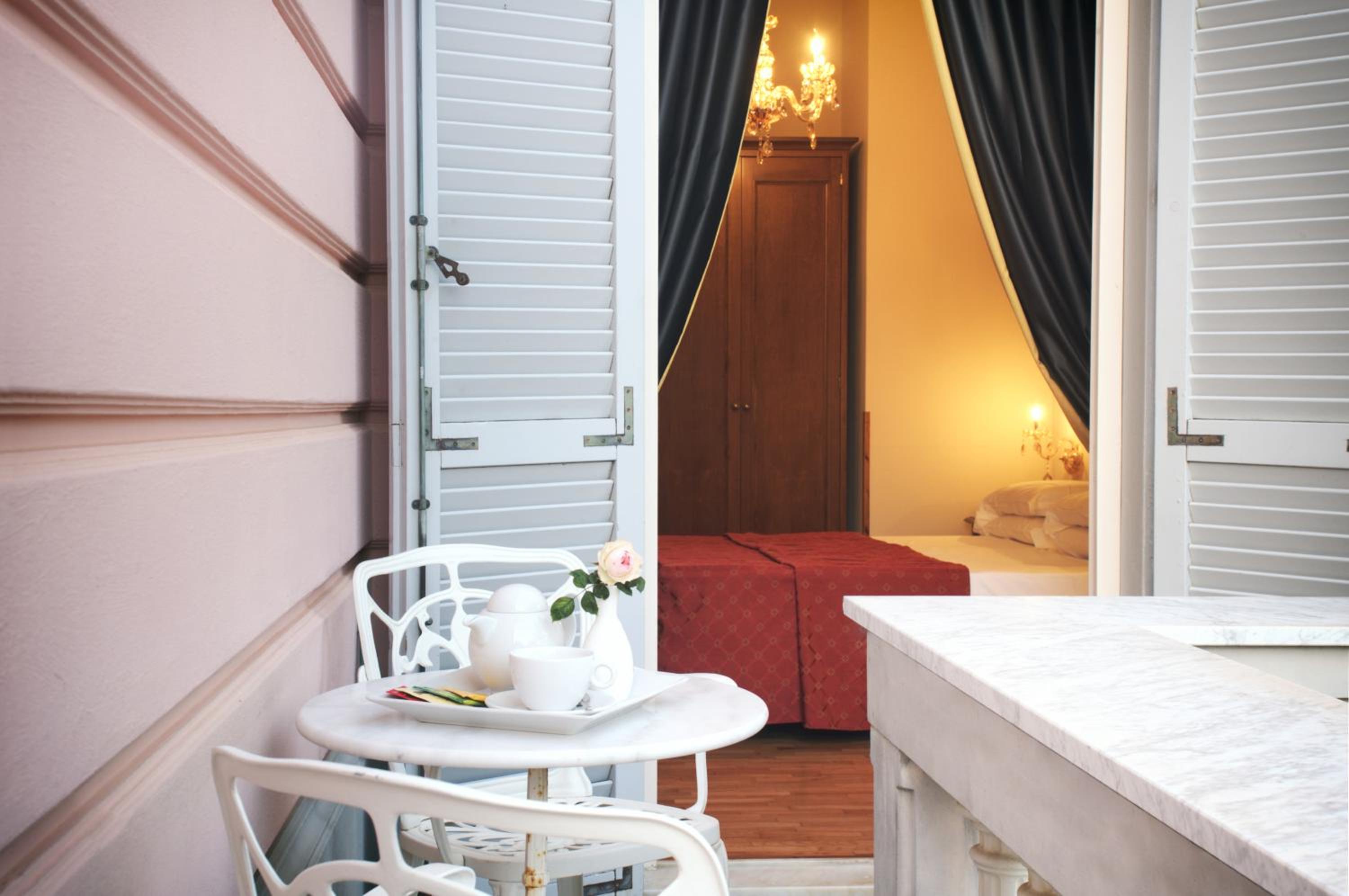 Classic Double Room with Balcony - Photo 2