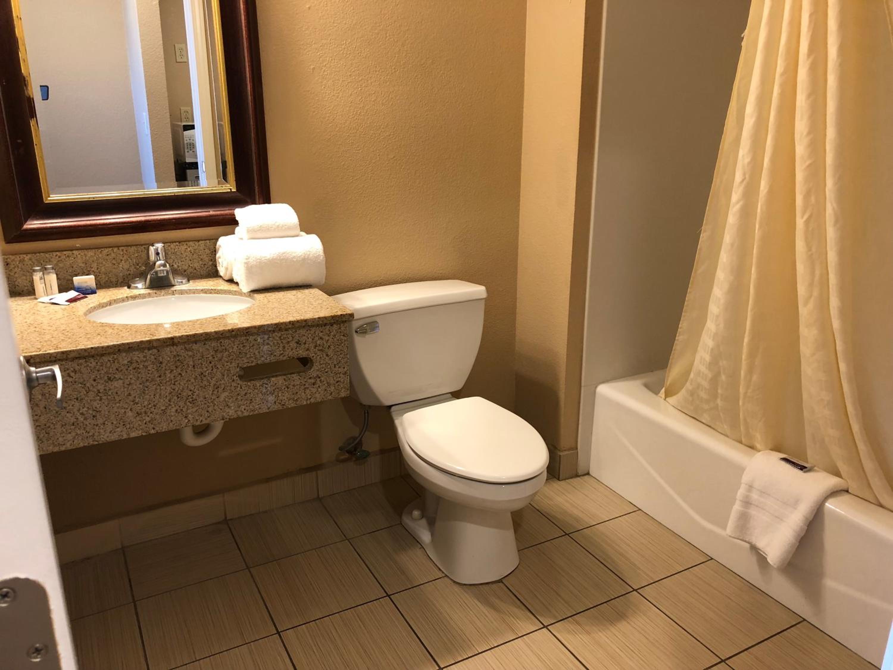 Standard King Room - Photo 5