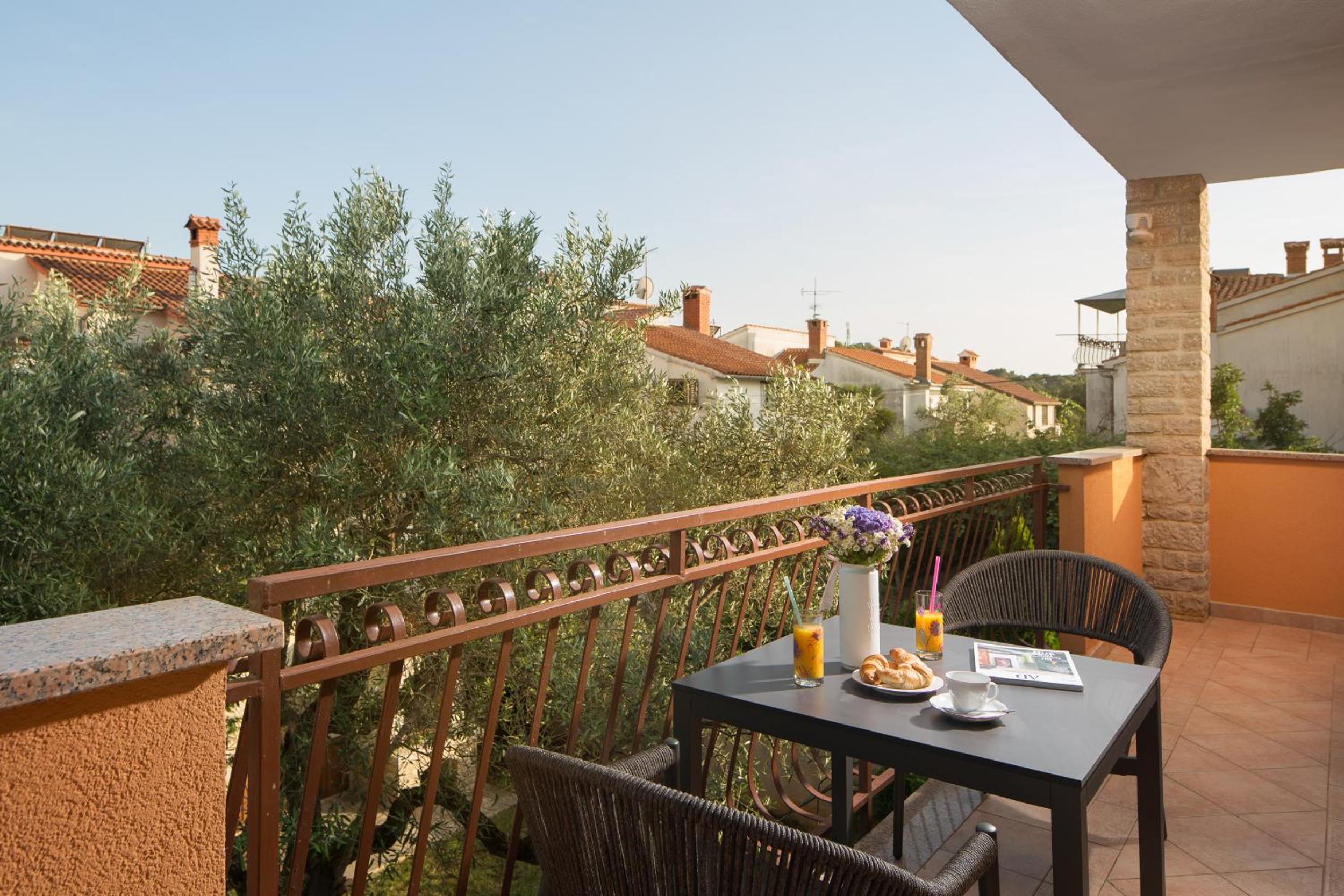 Four-Bedroom Apartment with Terrace - Photo 20