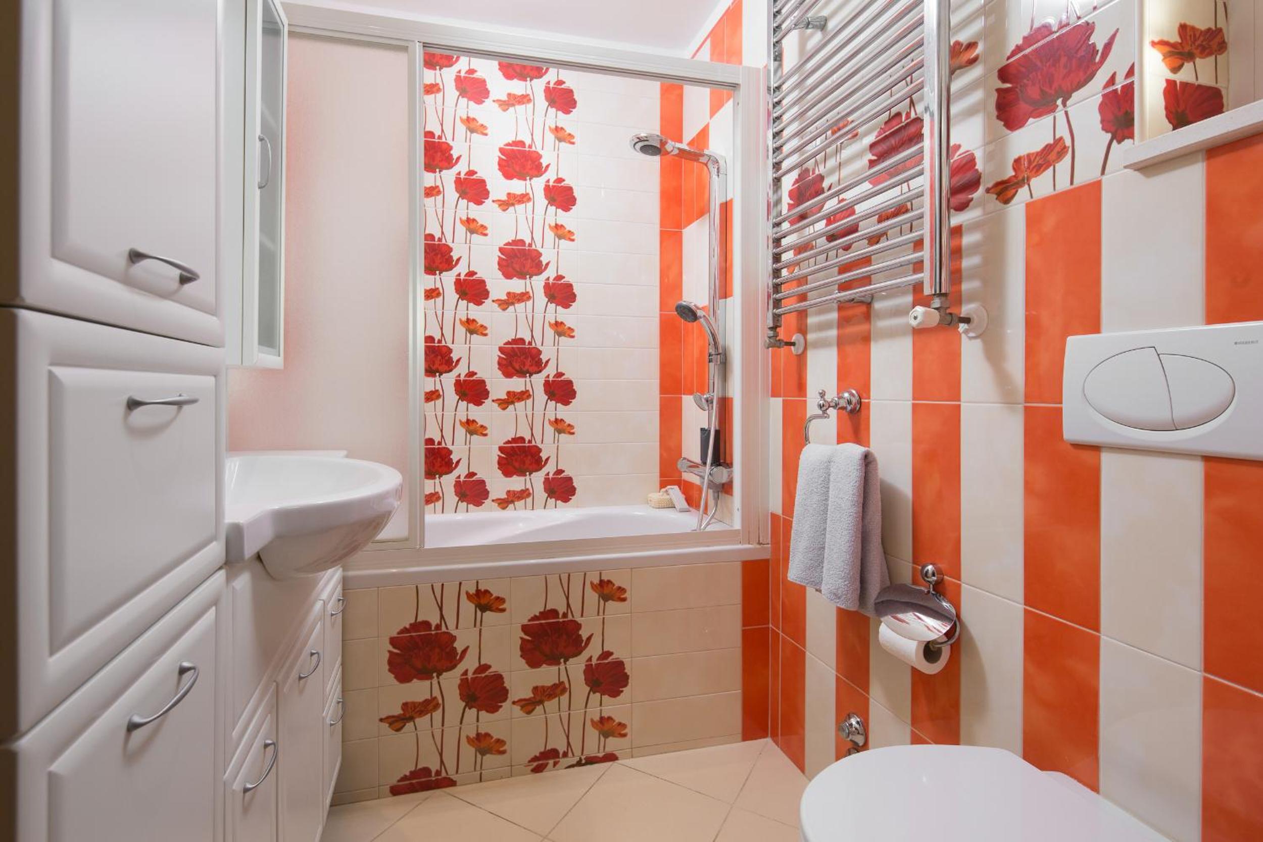 Four-Bedroom Apartment with Terrace - Photo 19
