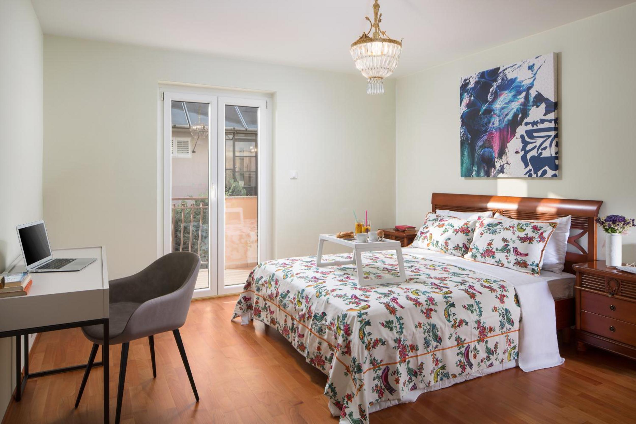 Four-Bedroom Apartment with Terrace - Photo 22