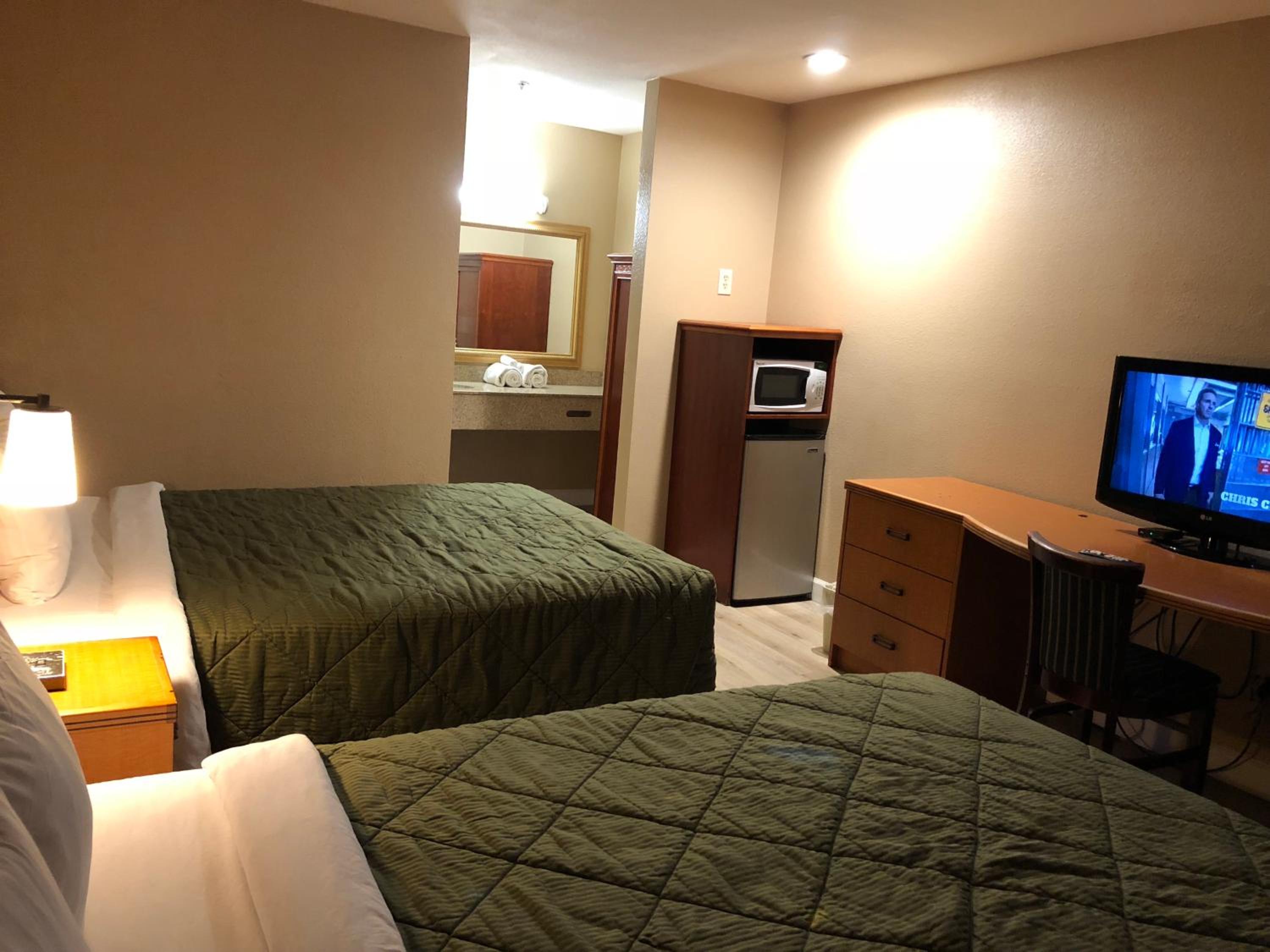 Standard Queen Room - Photo 7