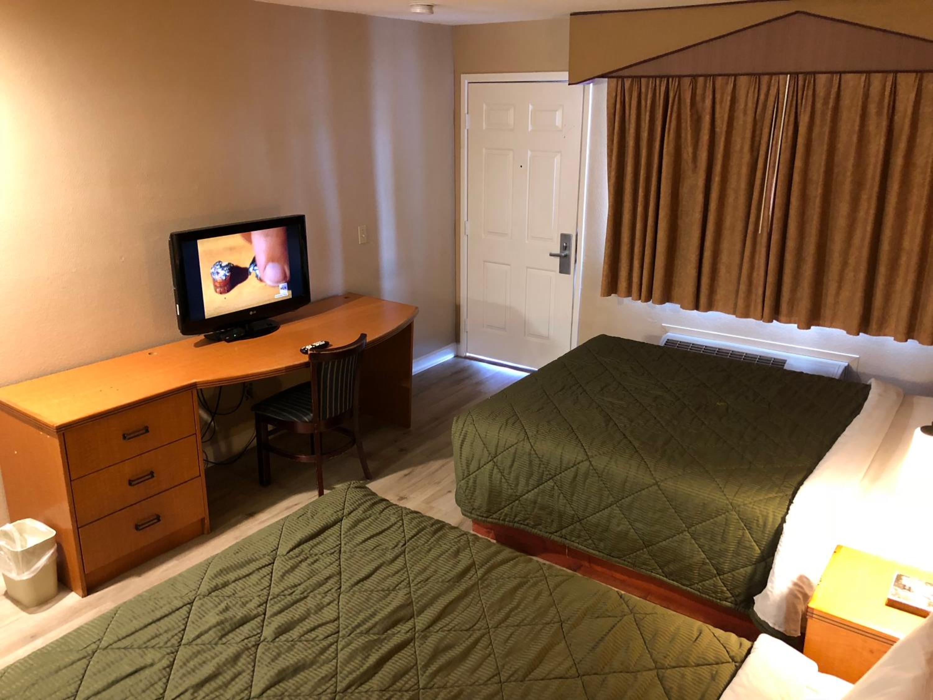Standard Queen Room - Photo 8
