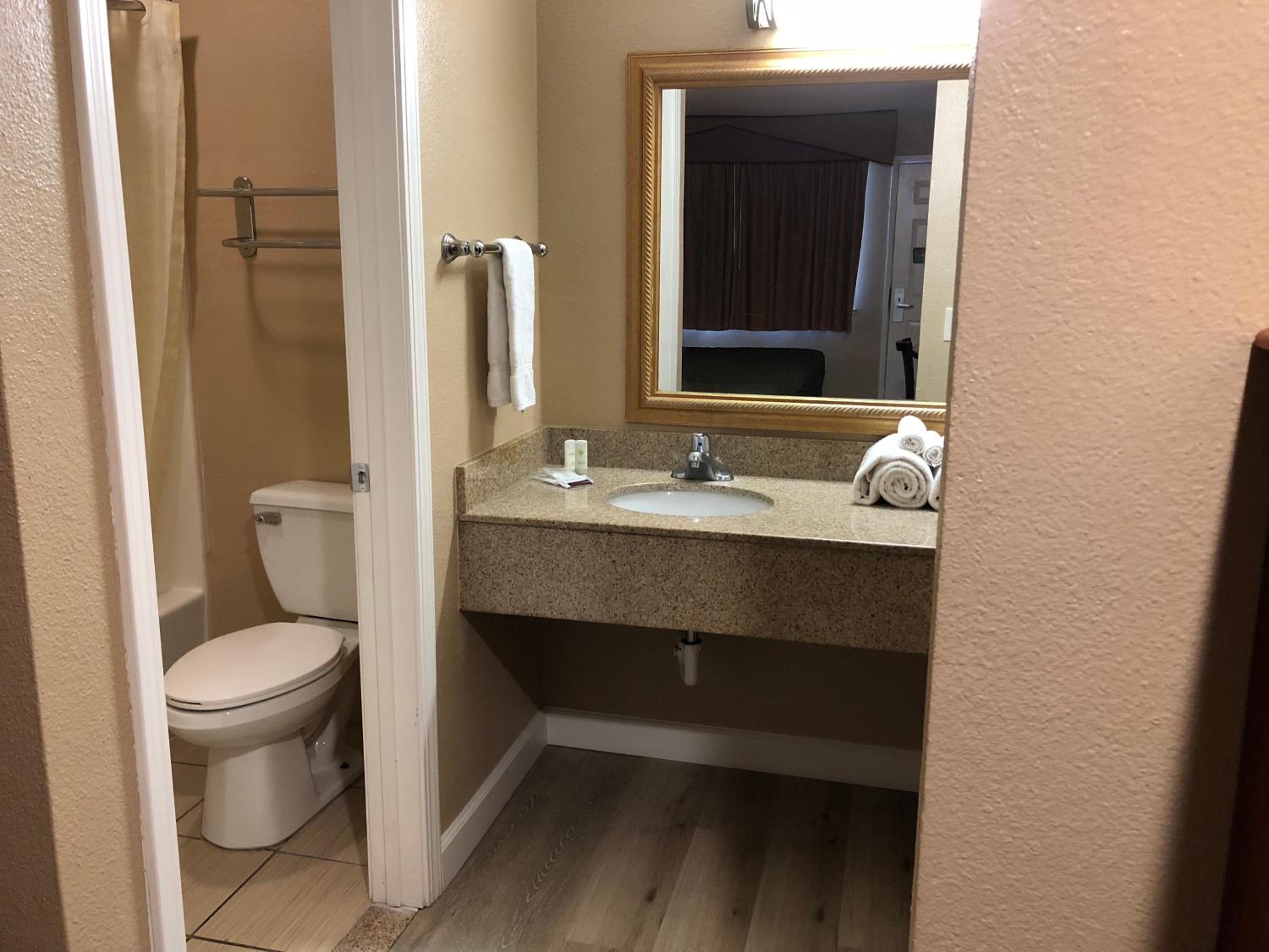 Standard Queen Room - Photo 9
