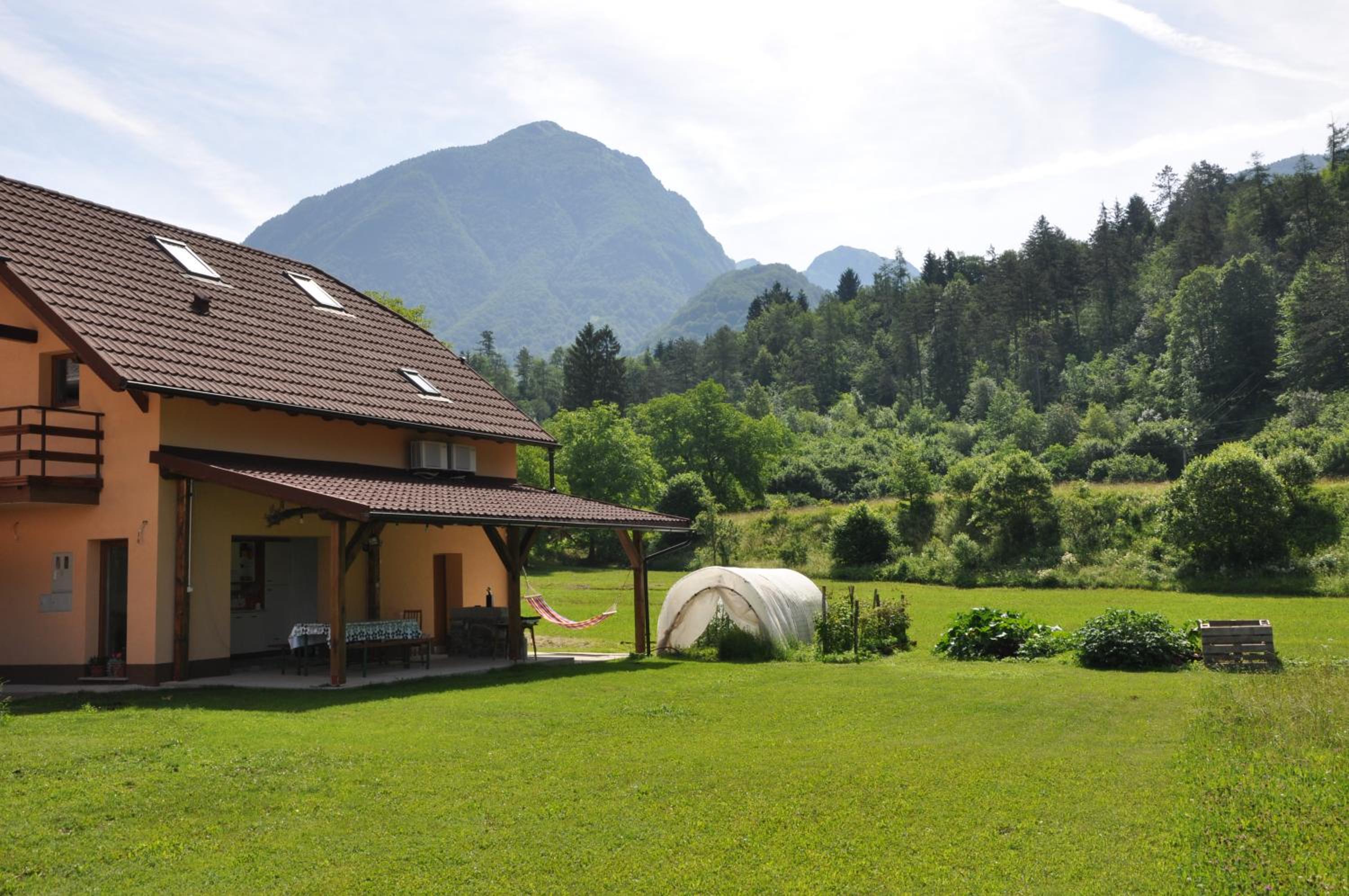 Apartment with Mountain View - Photo 8