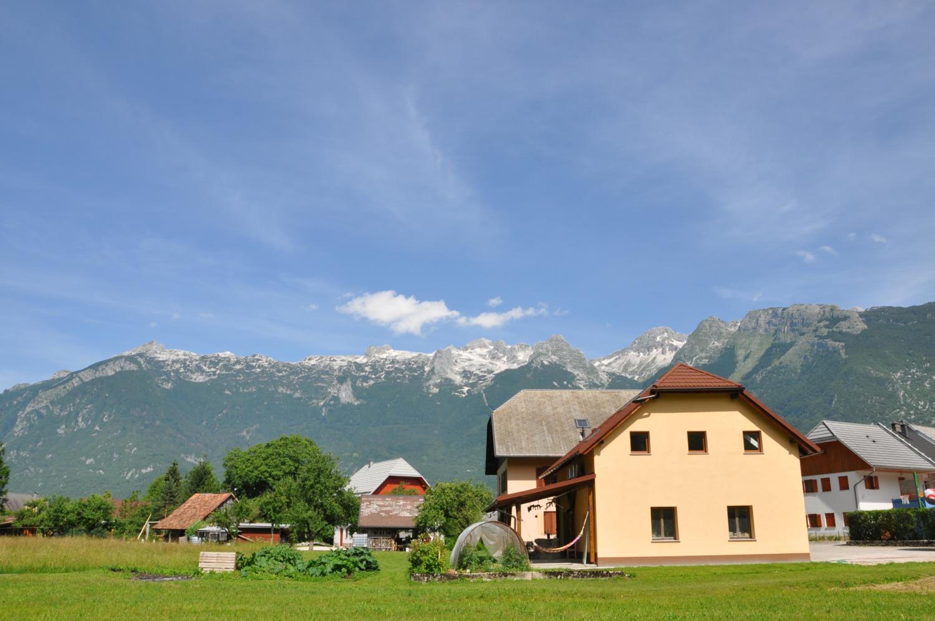Apartment with Mountain View - Photo 9