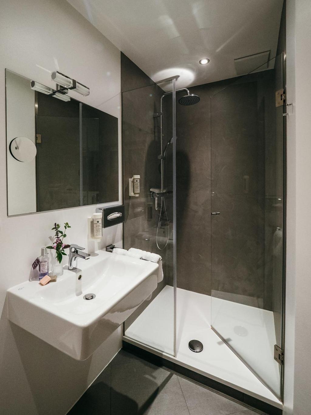 Standard Double Room - Photo 11