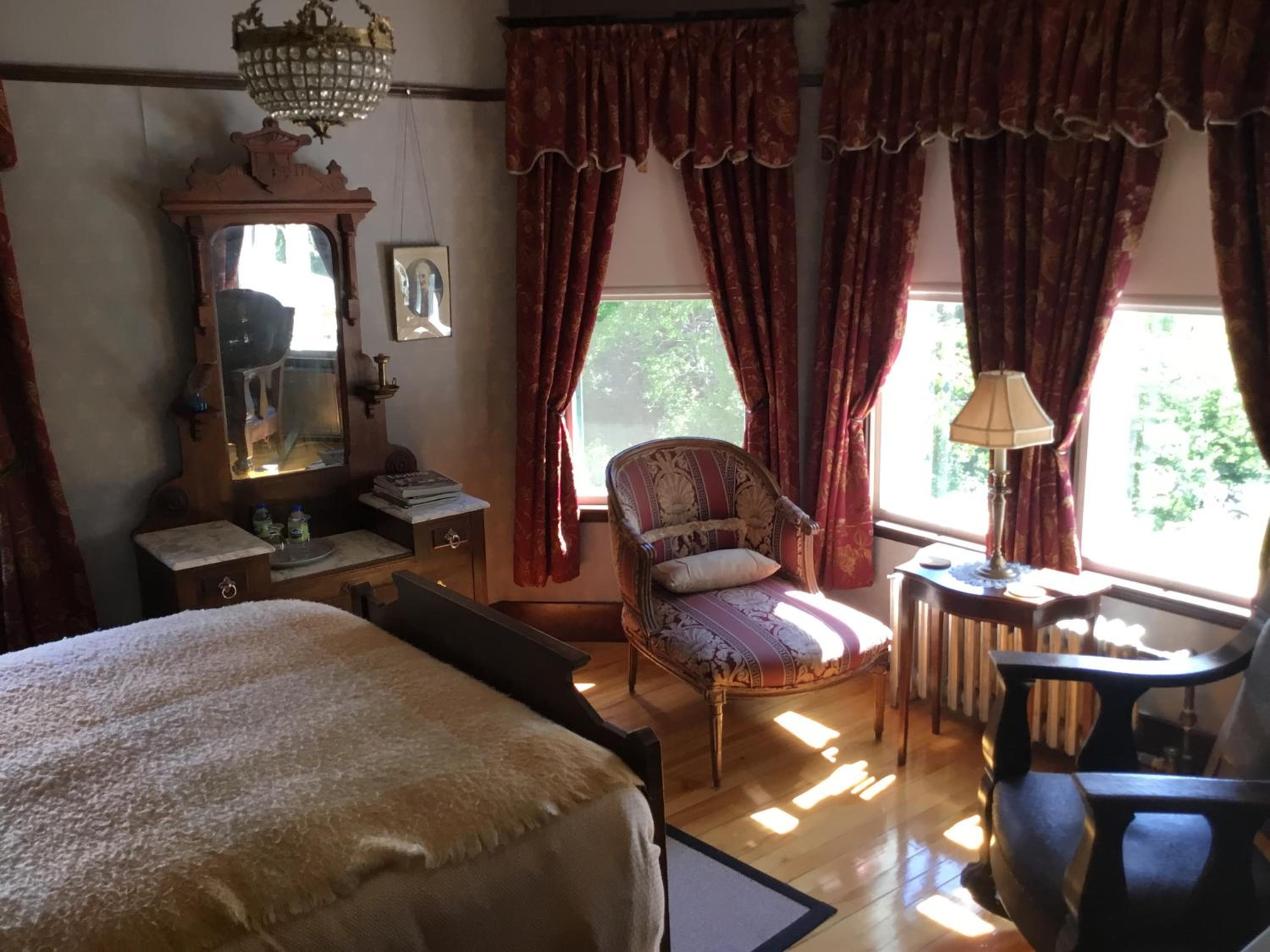 Deluxe Queen Room with Shower and Sink photo 1