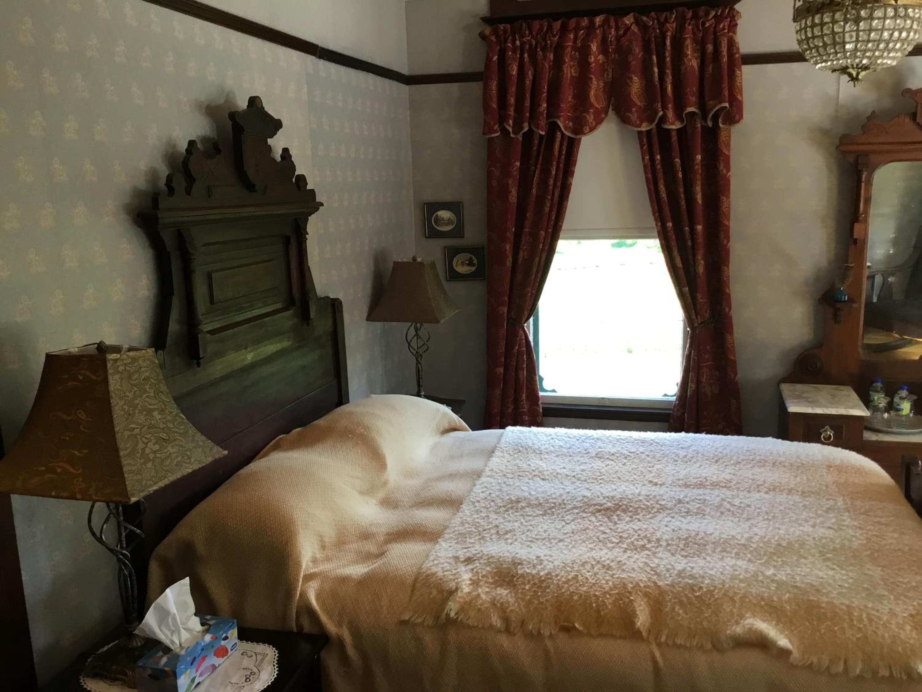 Deluxe Queen Room with Shower and Sink photo 2