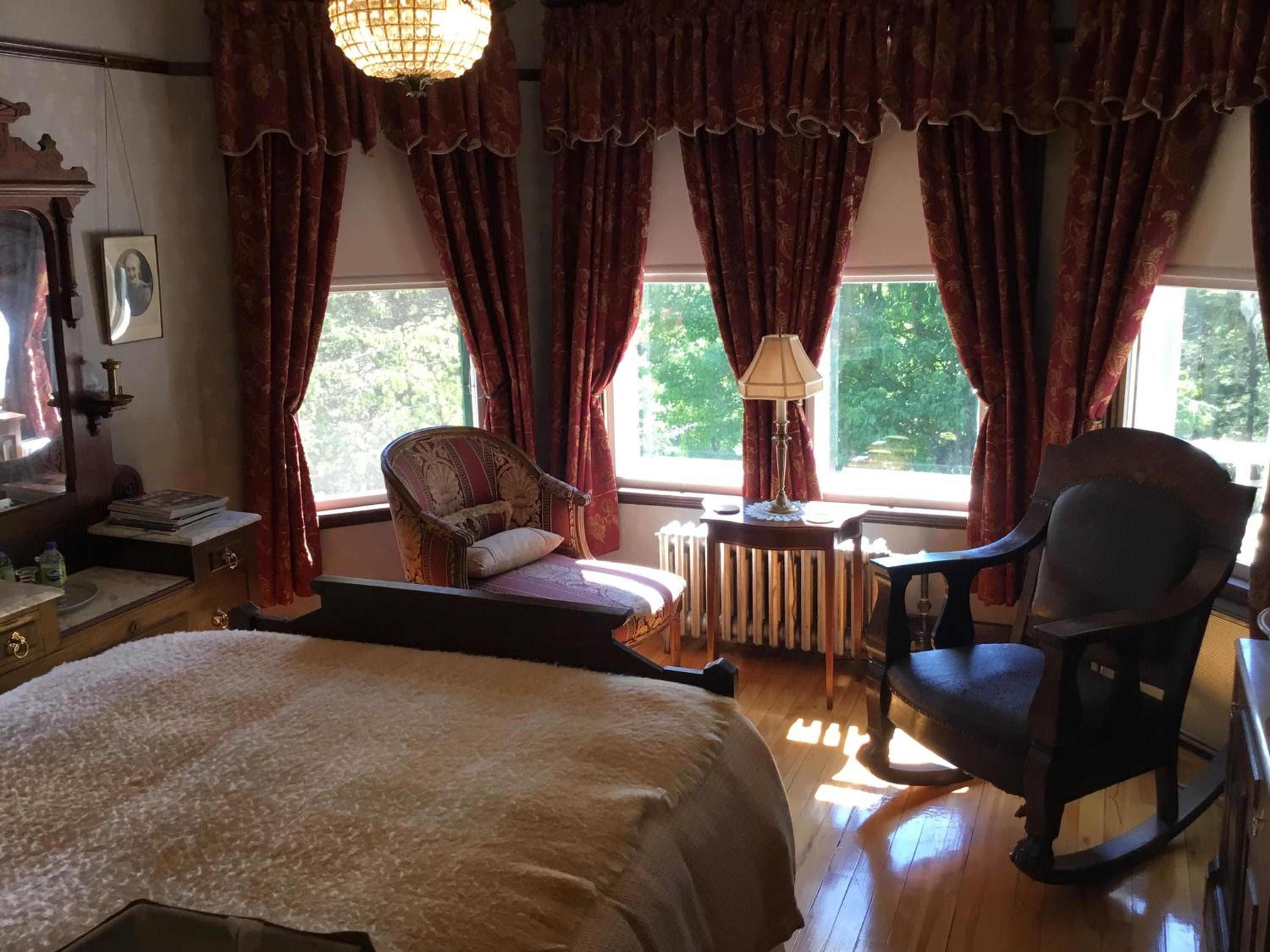 Deluxe Queen Room with Shower and Sink photo 3