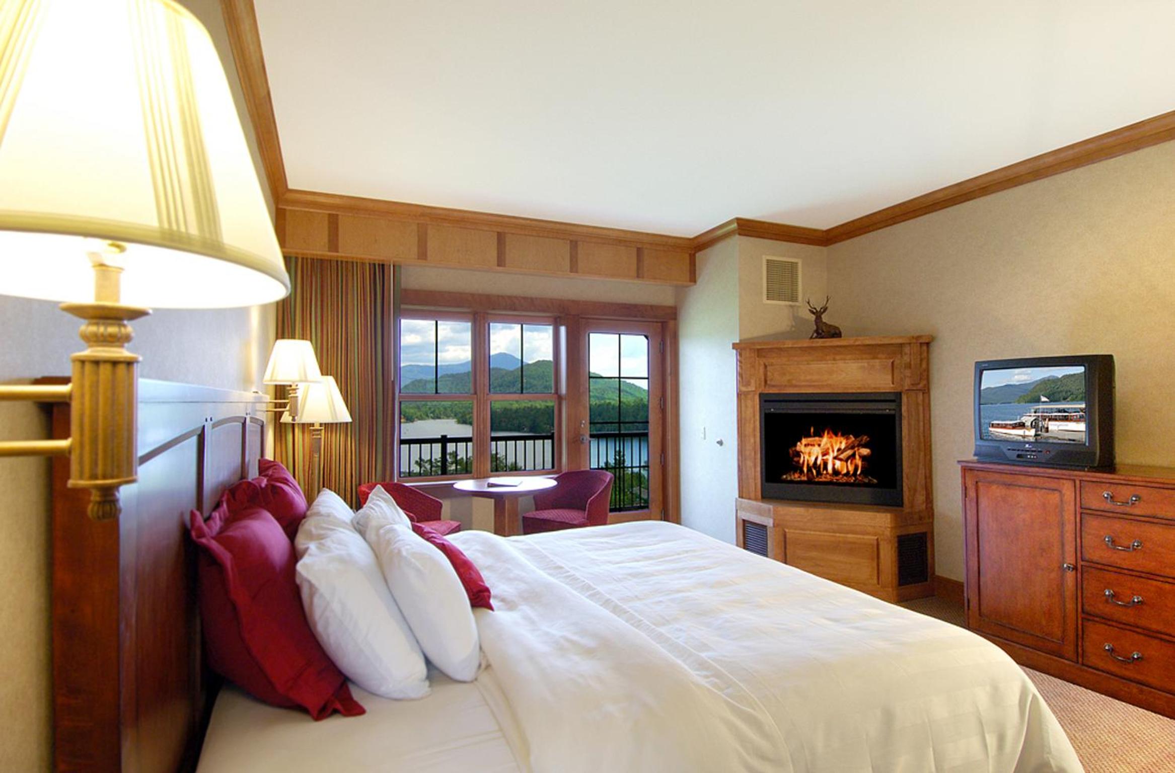 Premium King Room with Lake View and Jetted Tub - Photo 1
