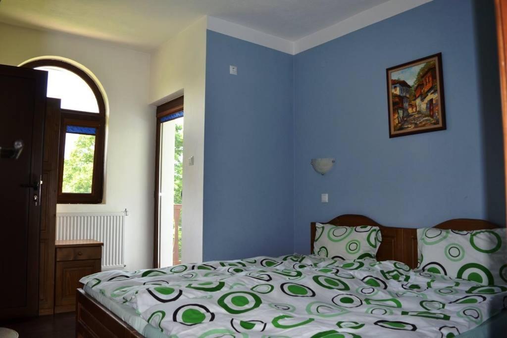 Five-Bedroom House photo 1