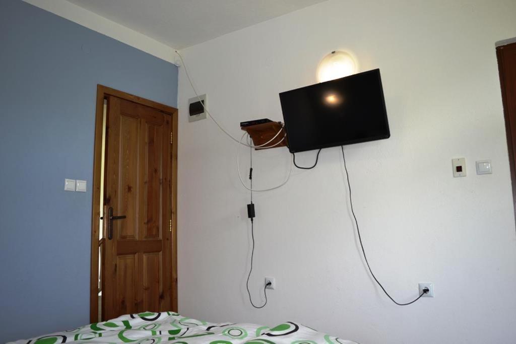 Five-Bedroom House photo 2