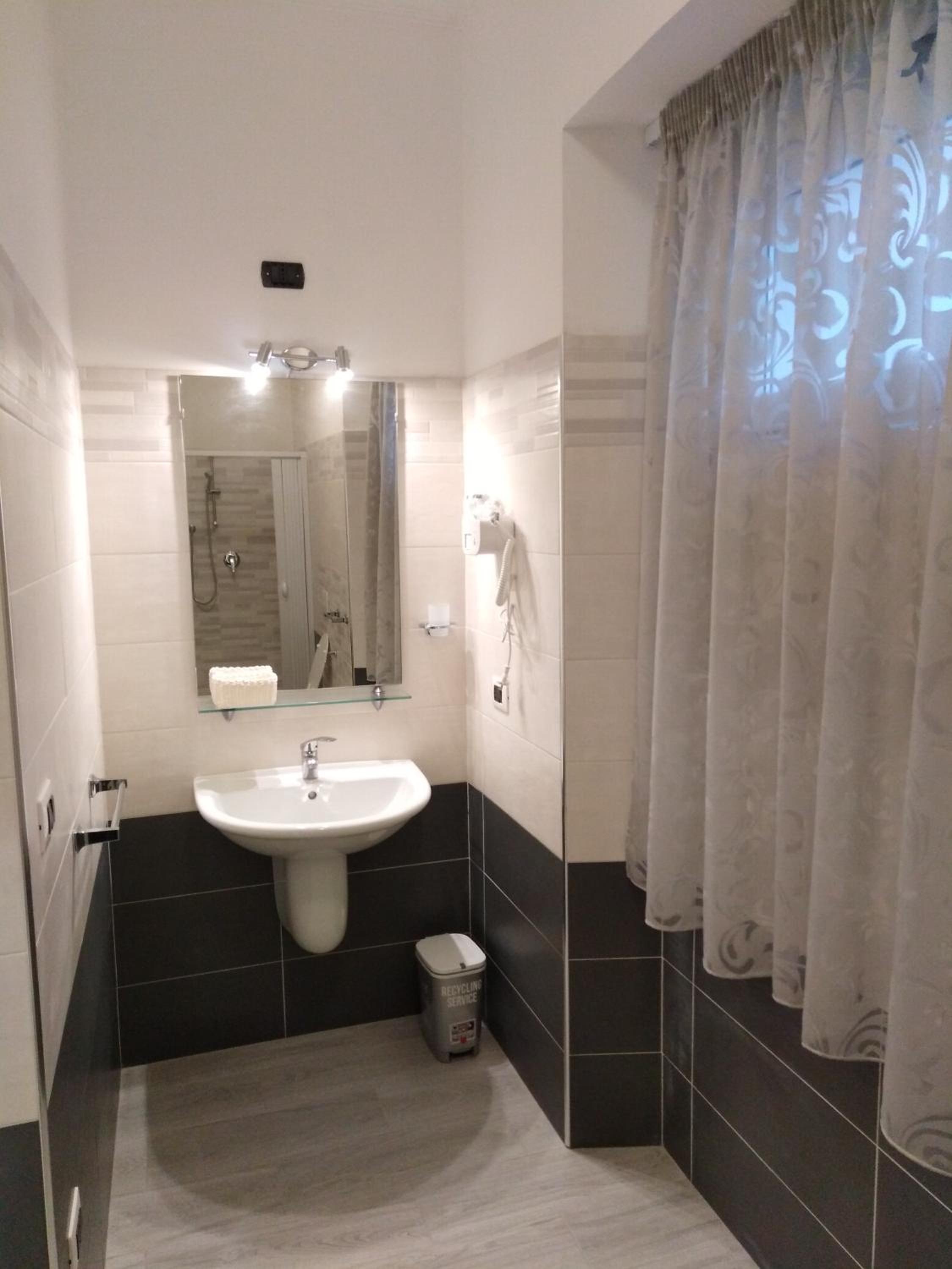 Twin Room with Private Bathroom - Photo 5