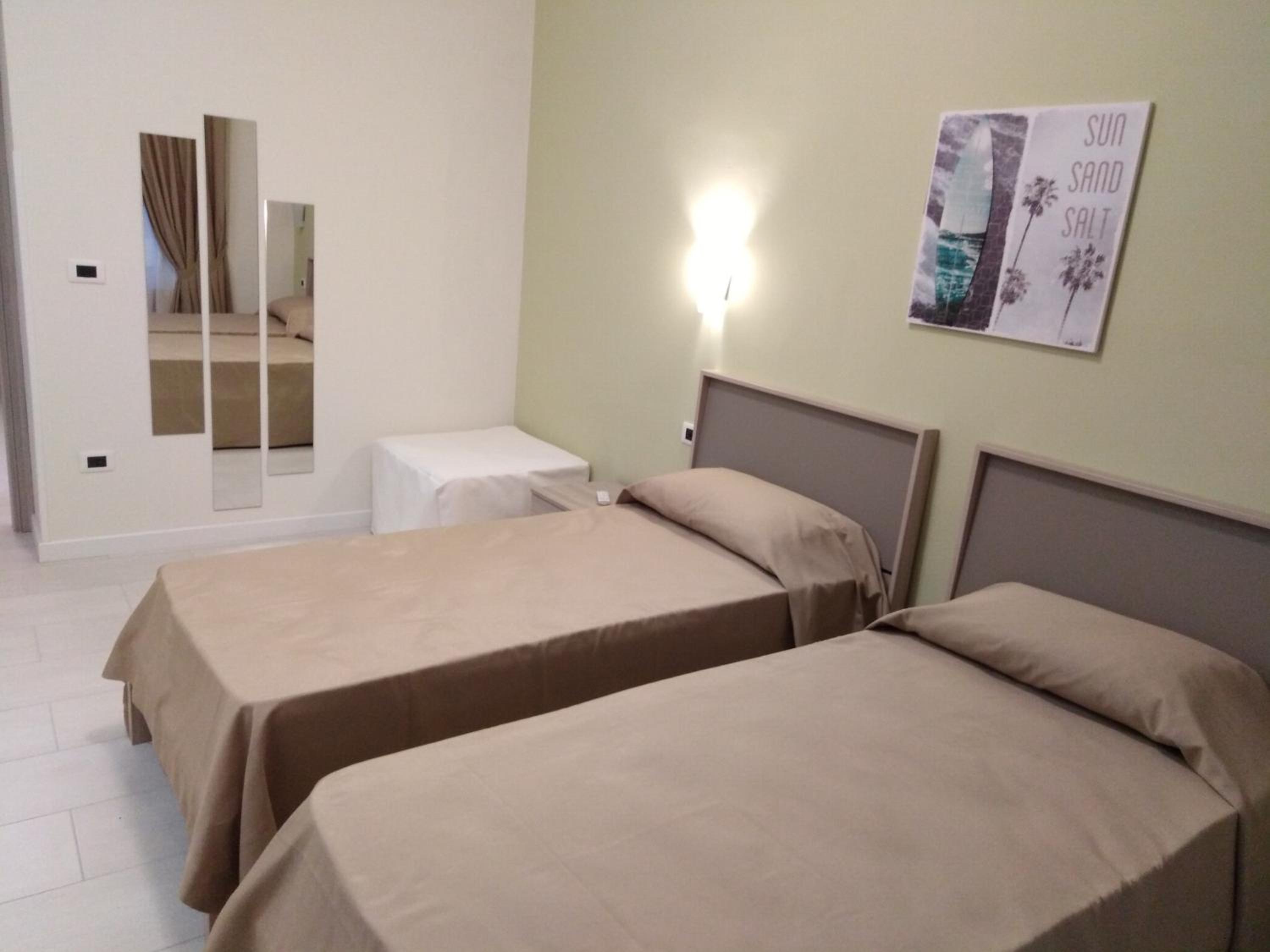 Twin Room with Private Bathroom - Photo 7