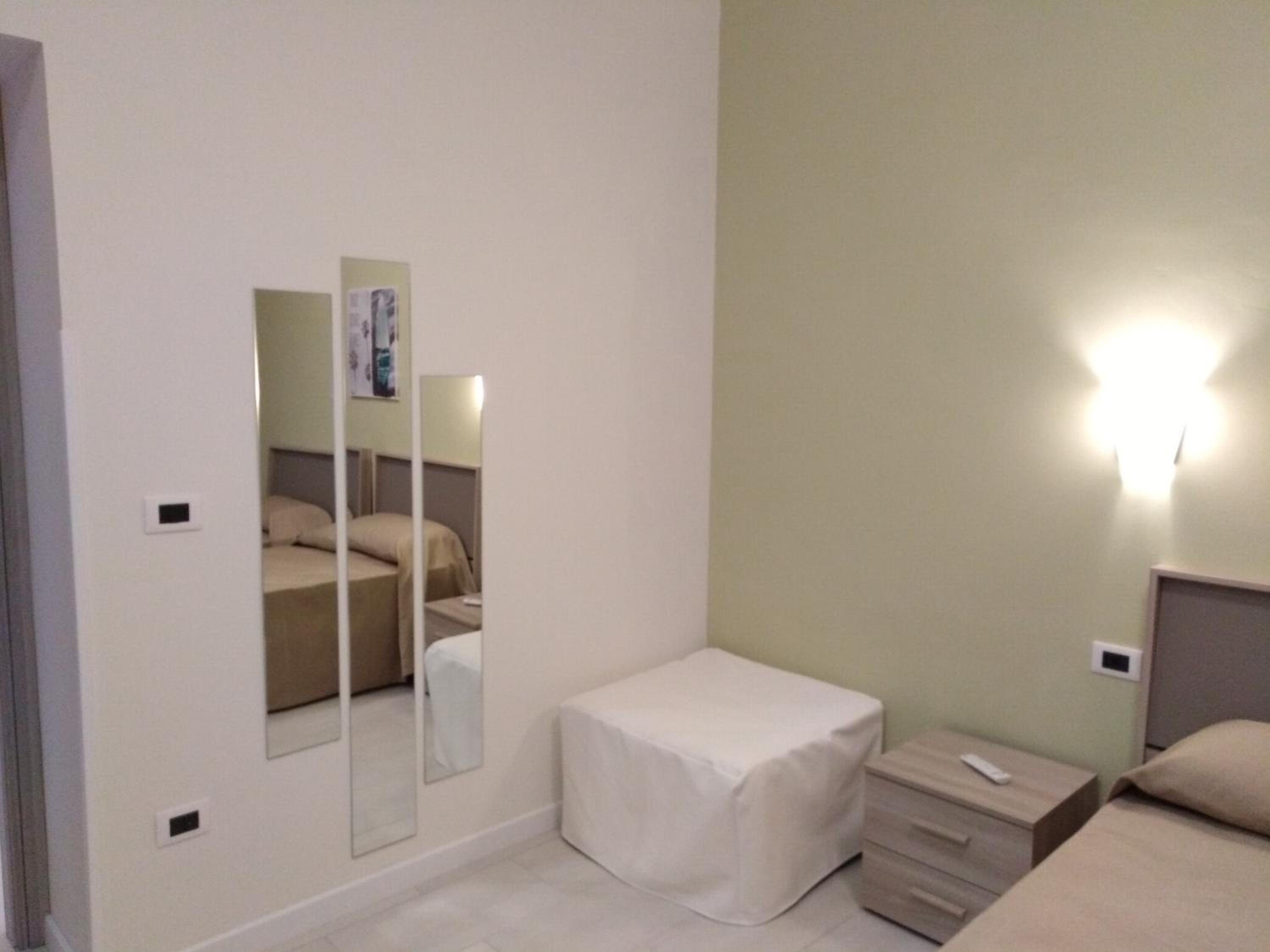 Twin Room with Private Bathroom - Photo 6
