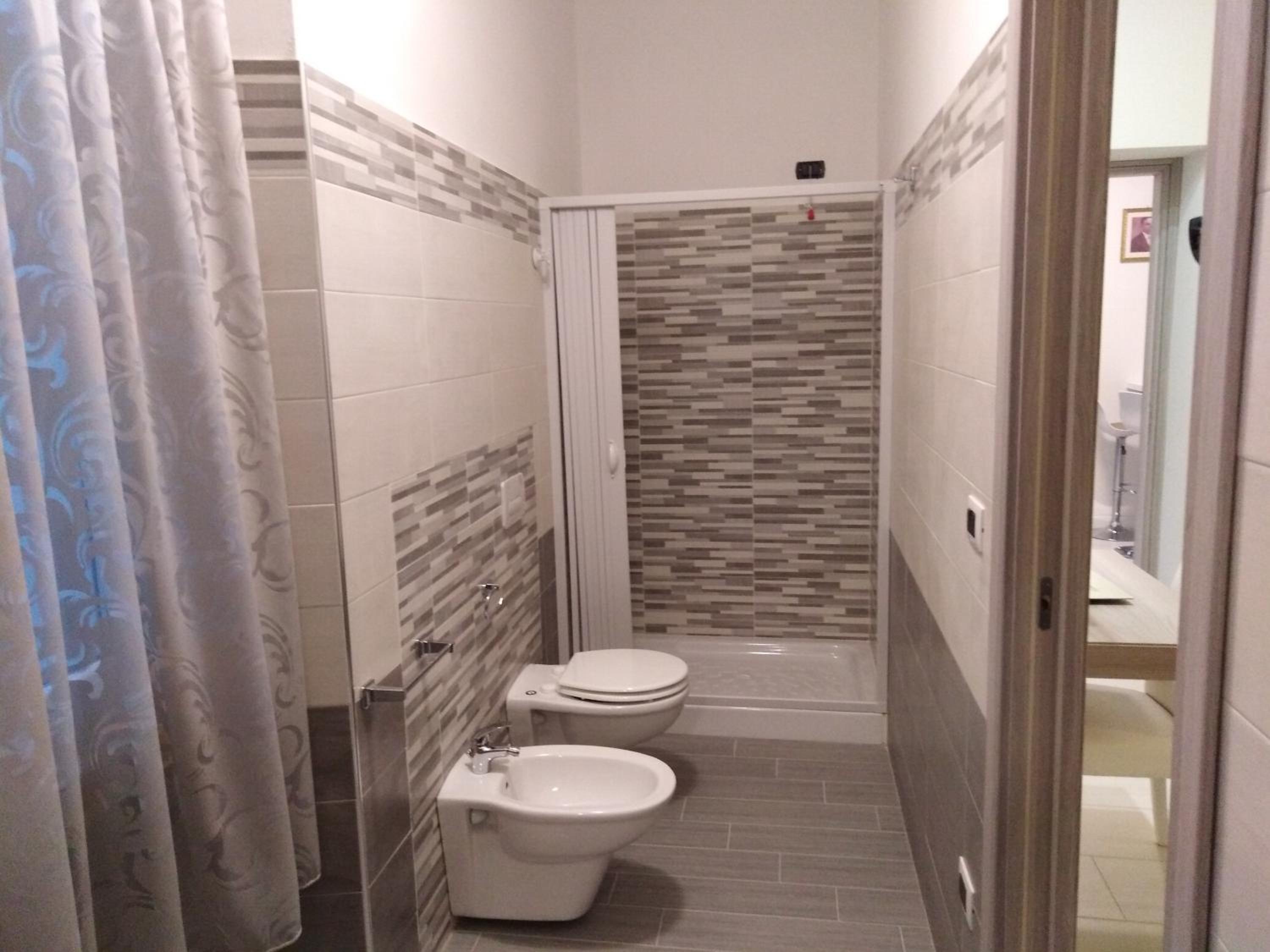 Double Room with Private Bathroom - Photo 5