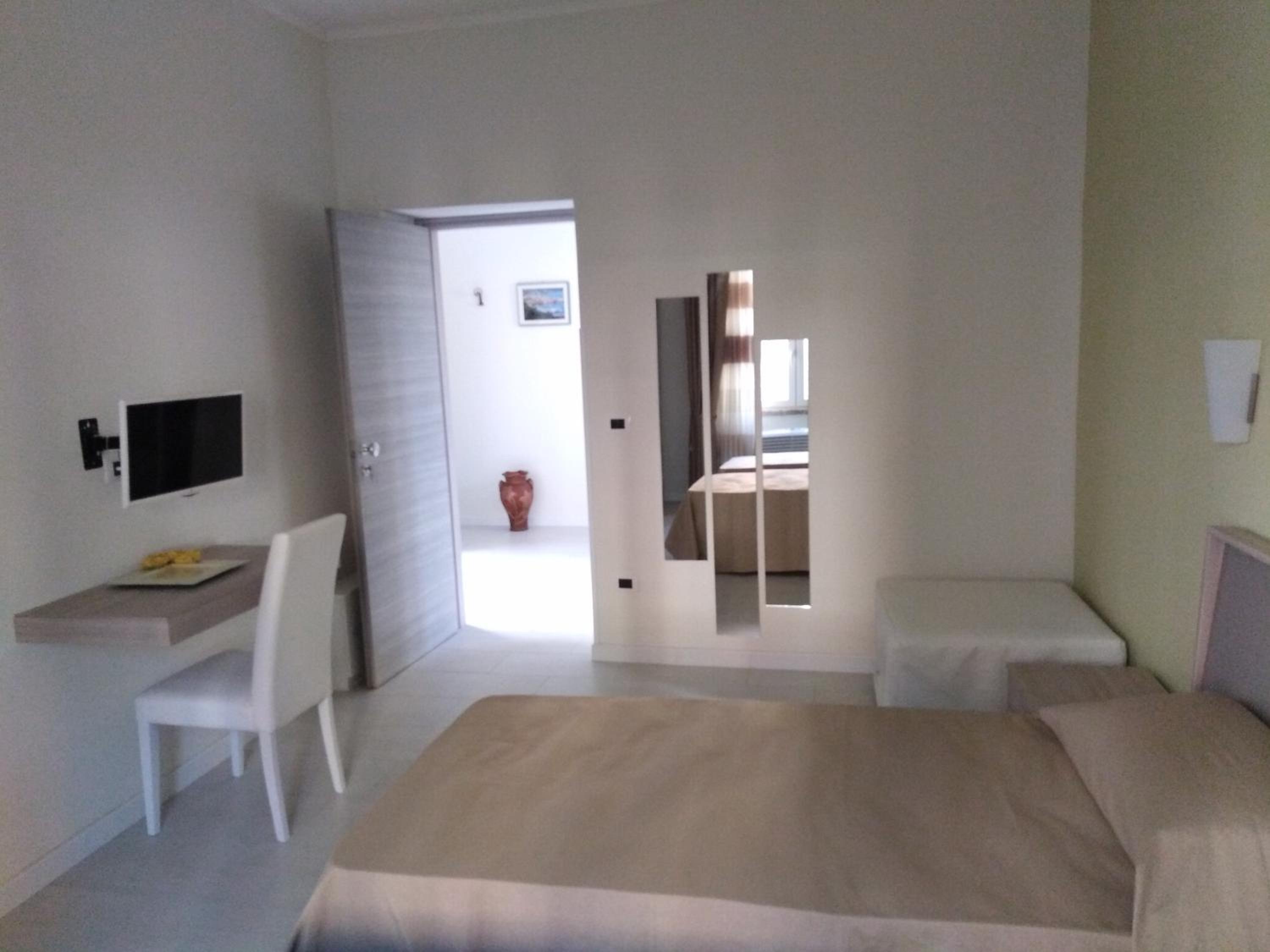 Double Room with Private Bathroom - Photo 2