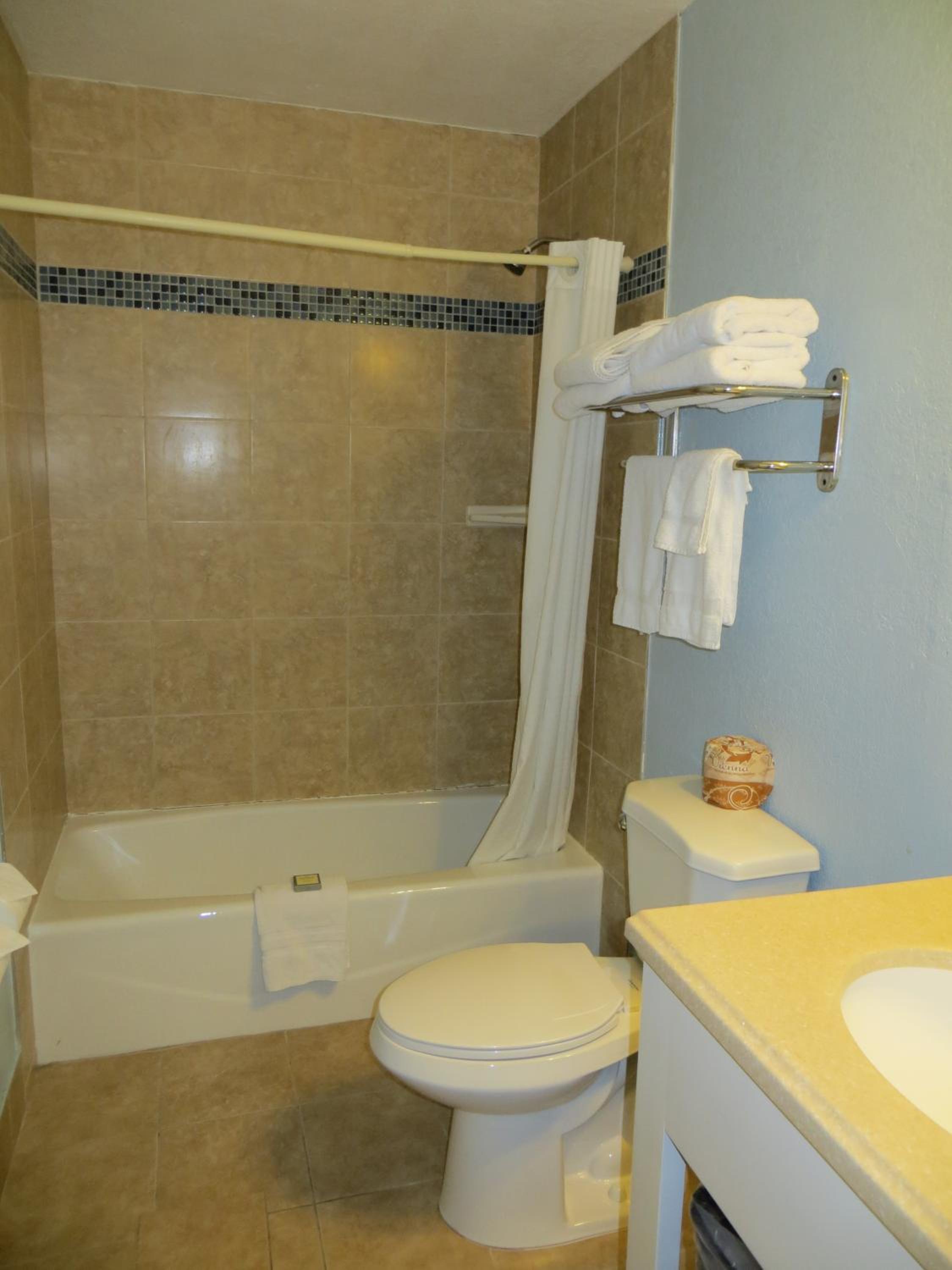 Queen Room with Two Queen Beds - Photo 4
