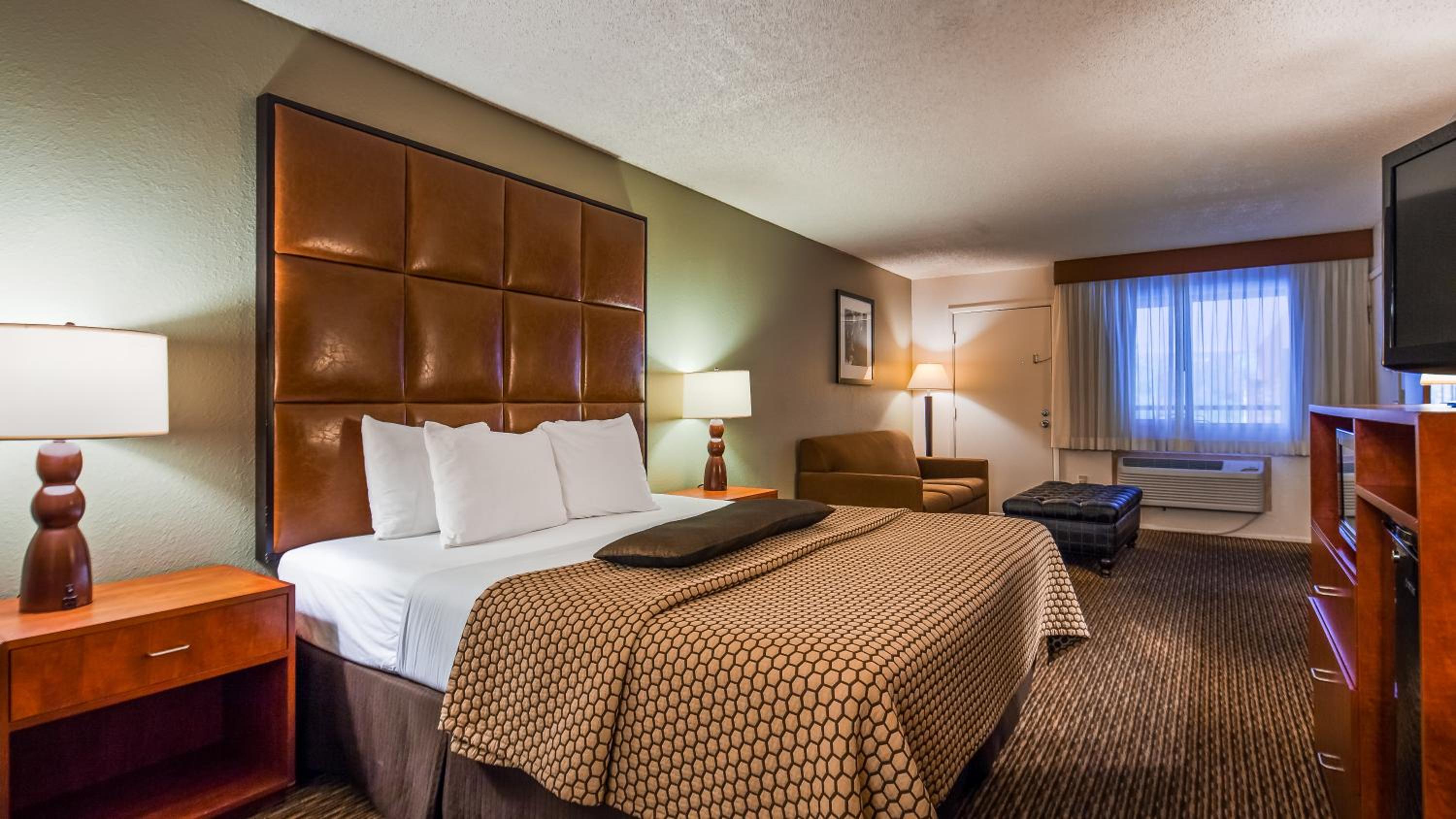 King Suite with Sofa Bed and Balcony - Non-Smoking photo 2