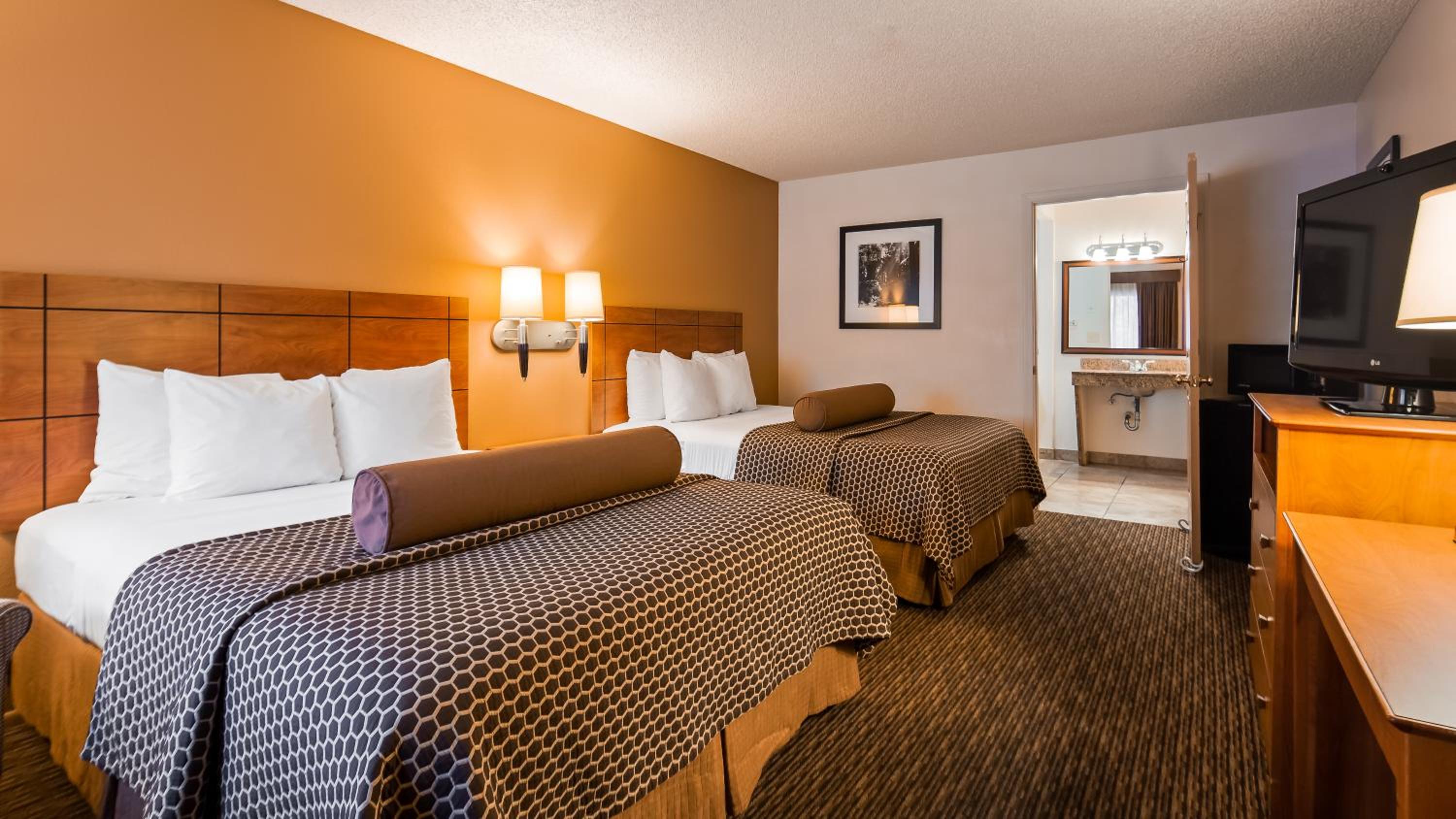 Queen Room with Two Queen Beds - Non-Smoking photo 3