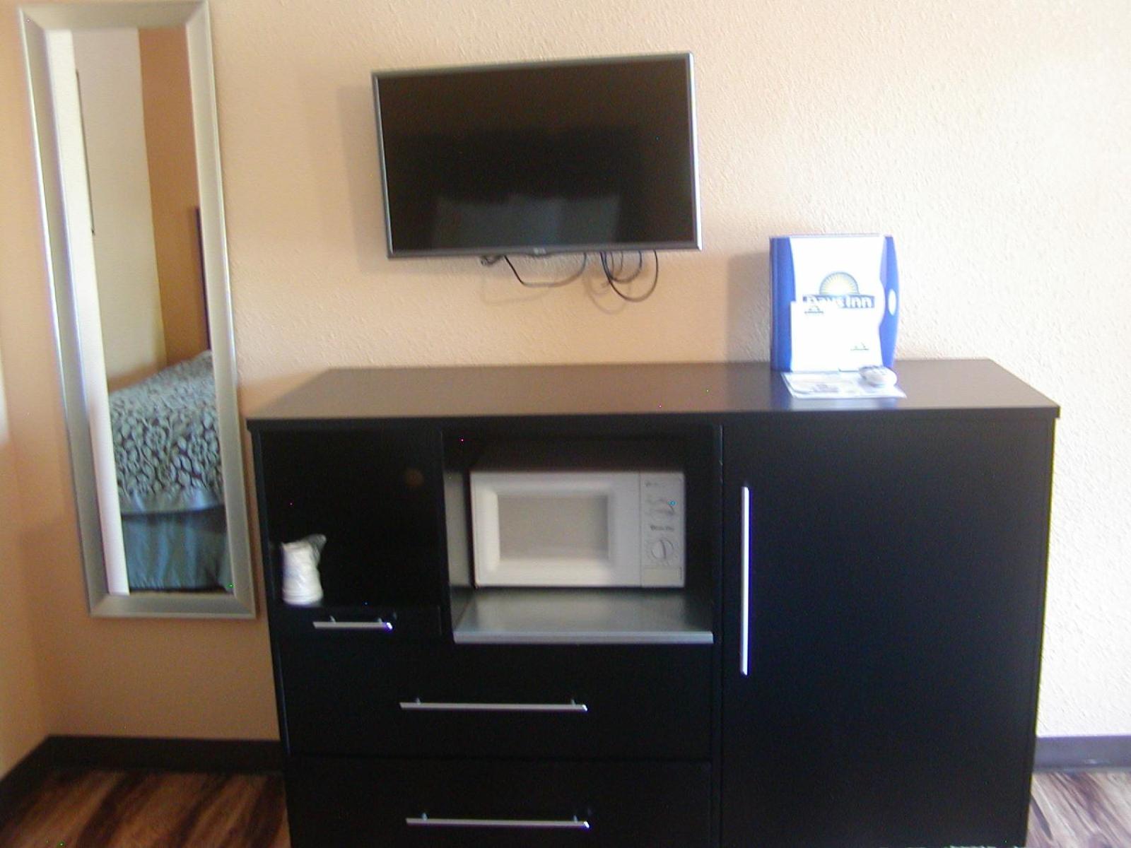 King Room - Non-Smoking - Photo 4