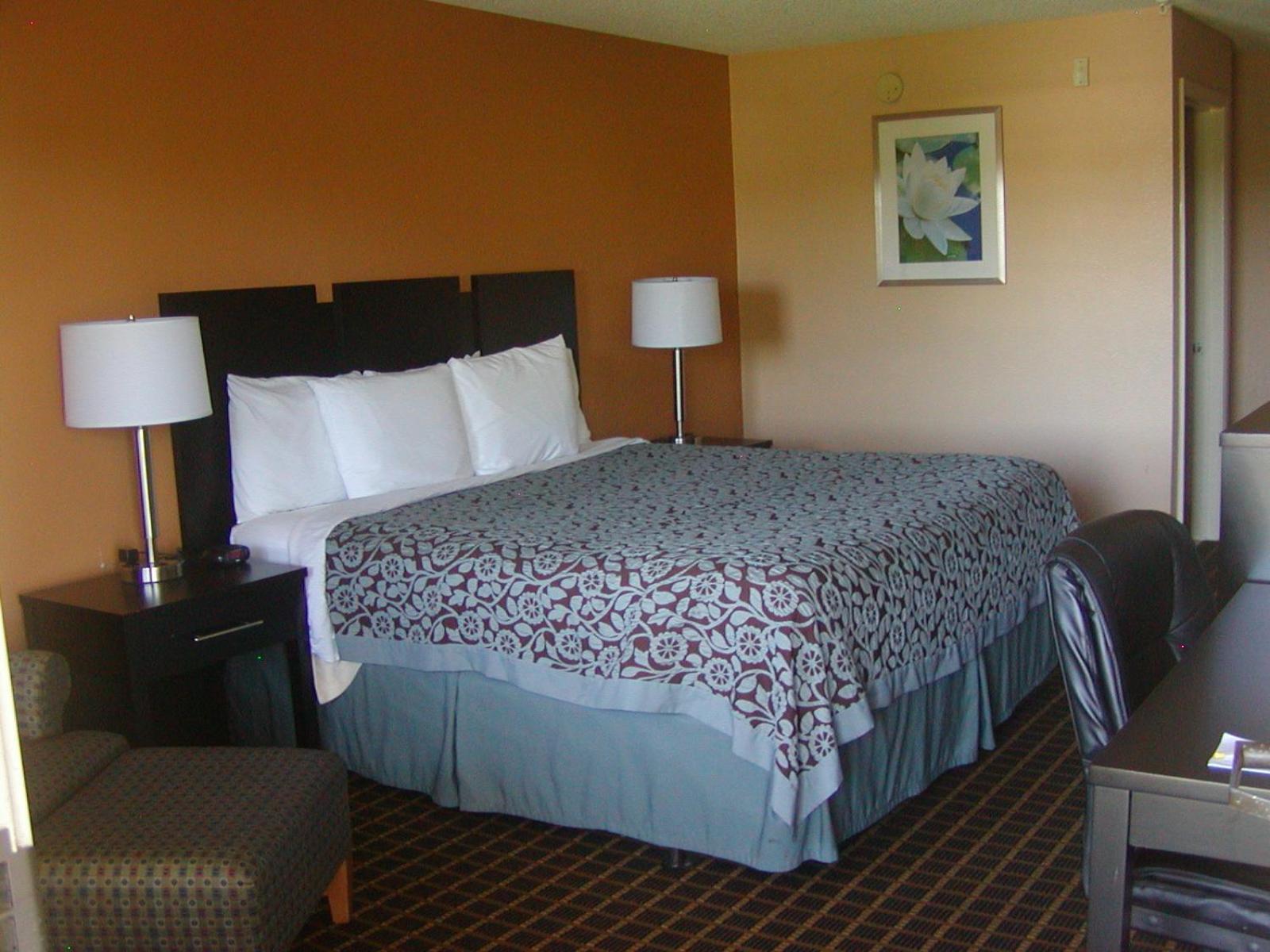 King Room - Non-Smoking - Photo 3