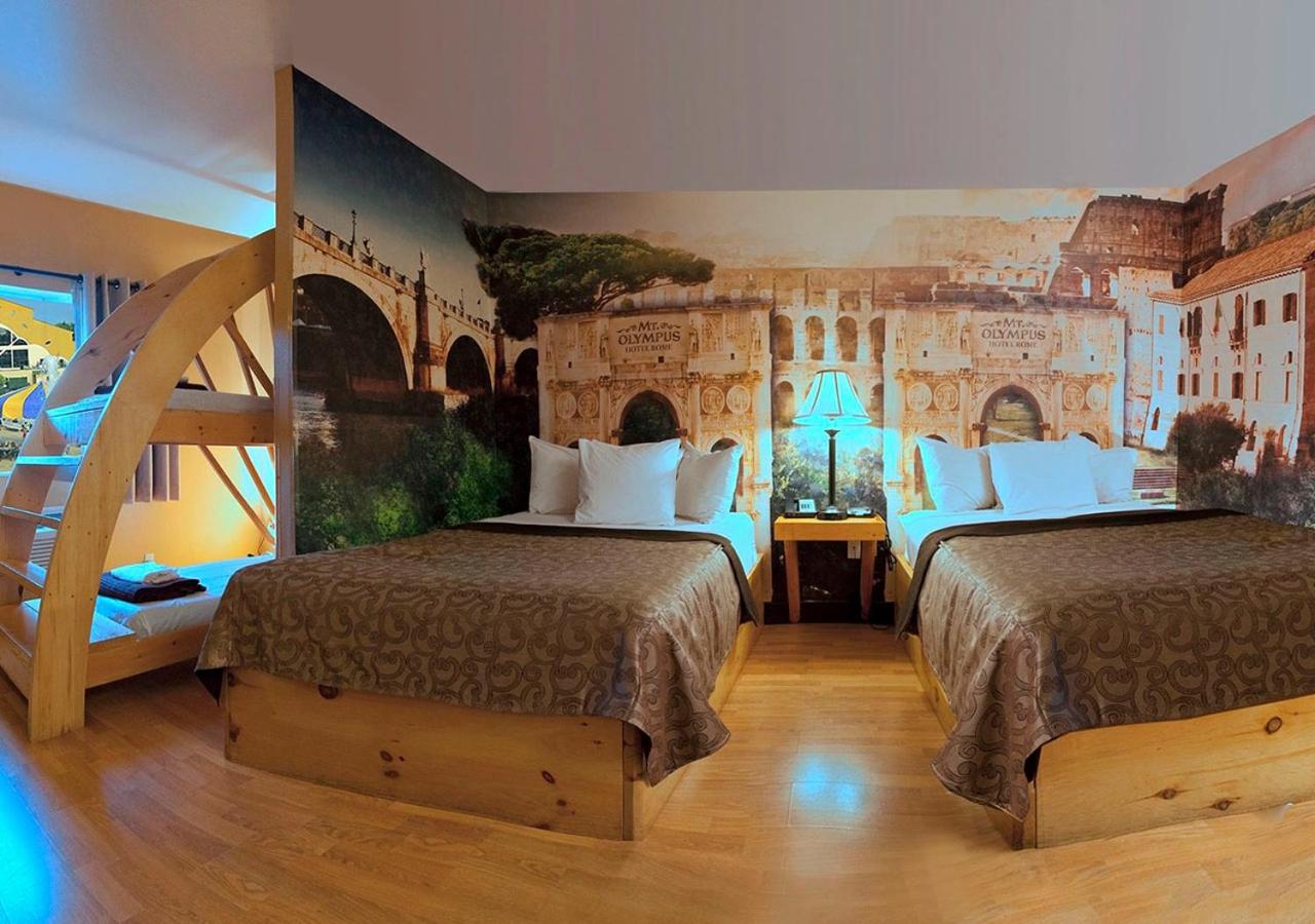 Hotel Room 2 Queen with Bunk (includes free water & theme park passes) photo 2