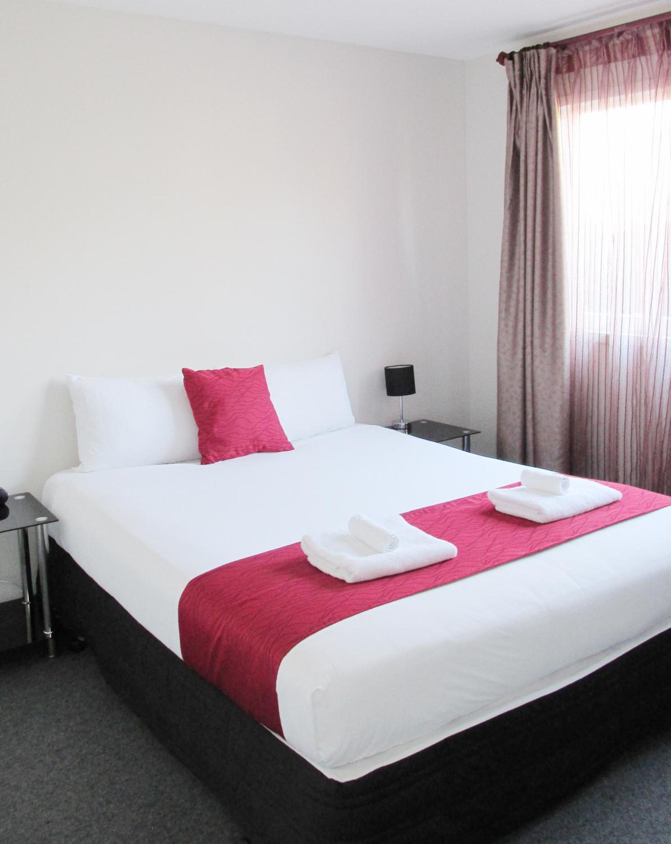One-bedroom Apartment with Queen and Single bed - Photo 2