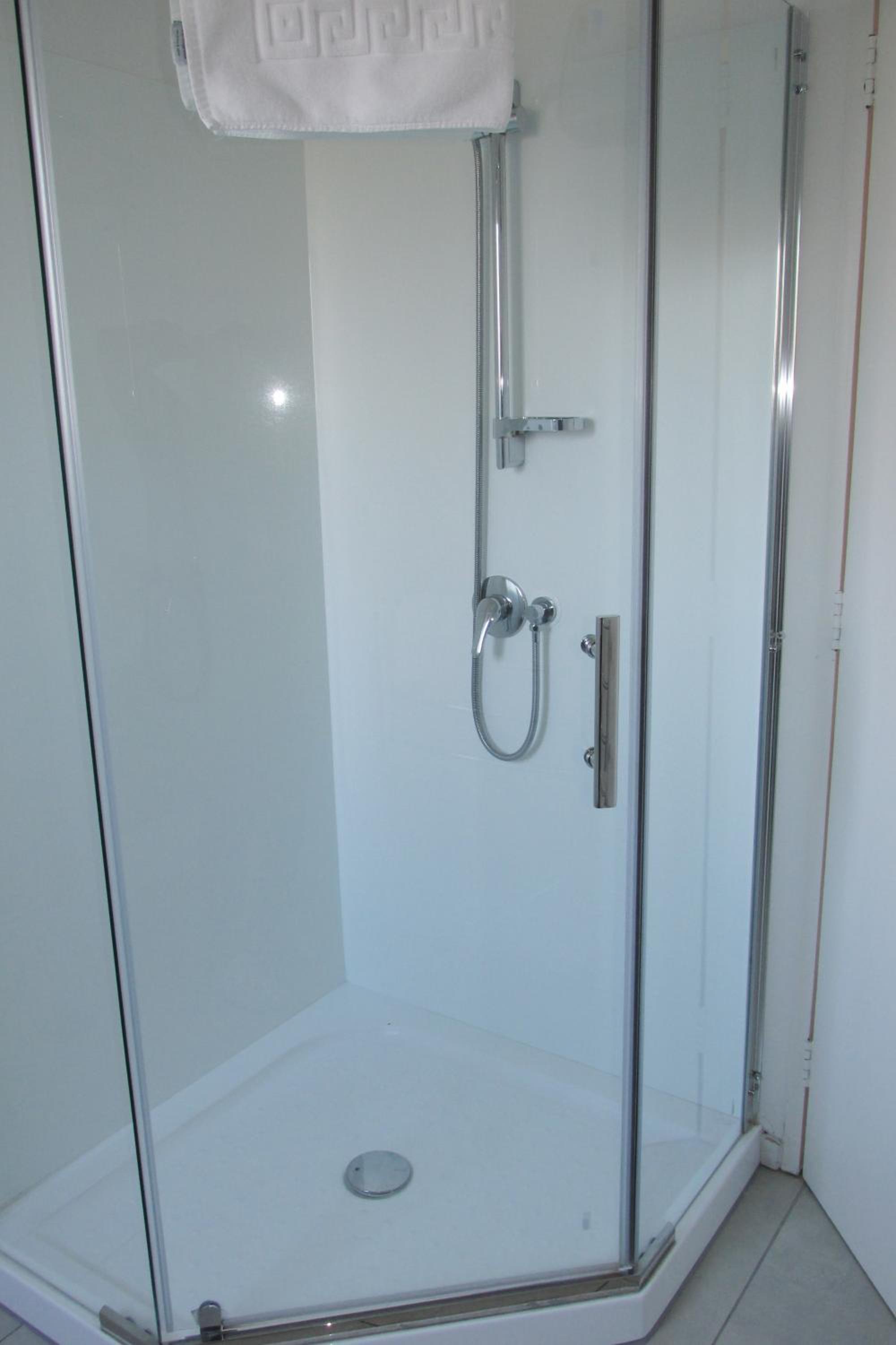 One-bedroom Apartment with Queen and Single bed - Photo 4