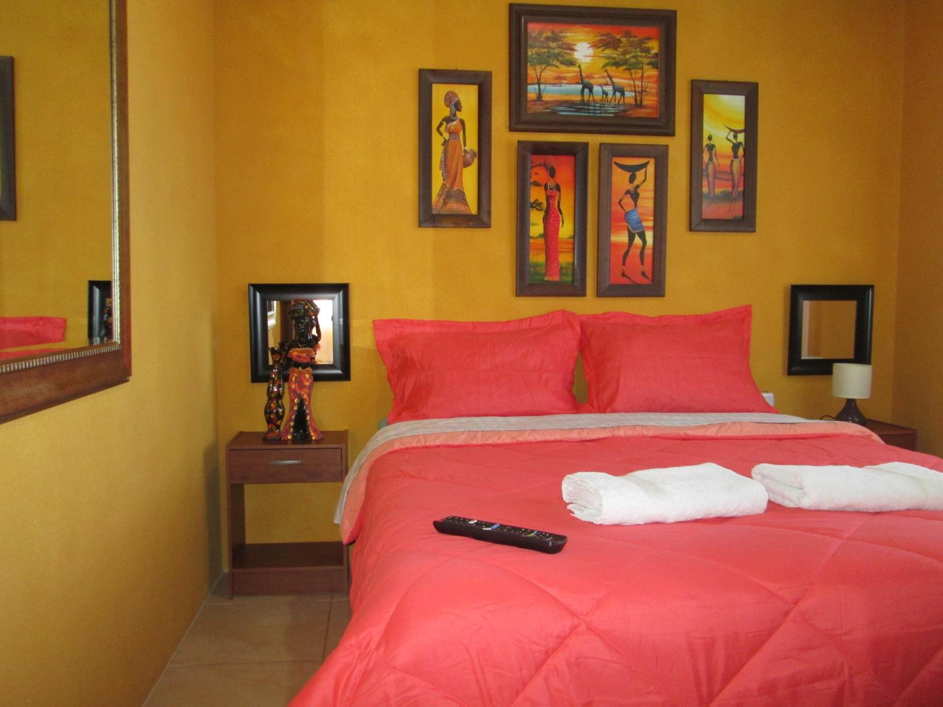 Queen Room with Shared Bathroom photo 3