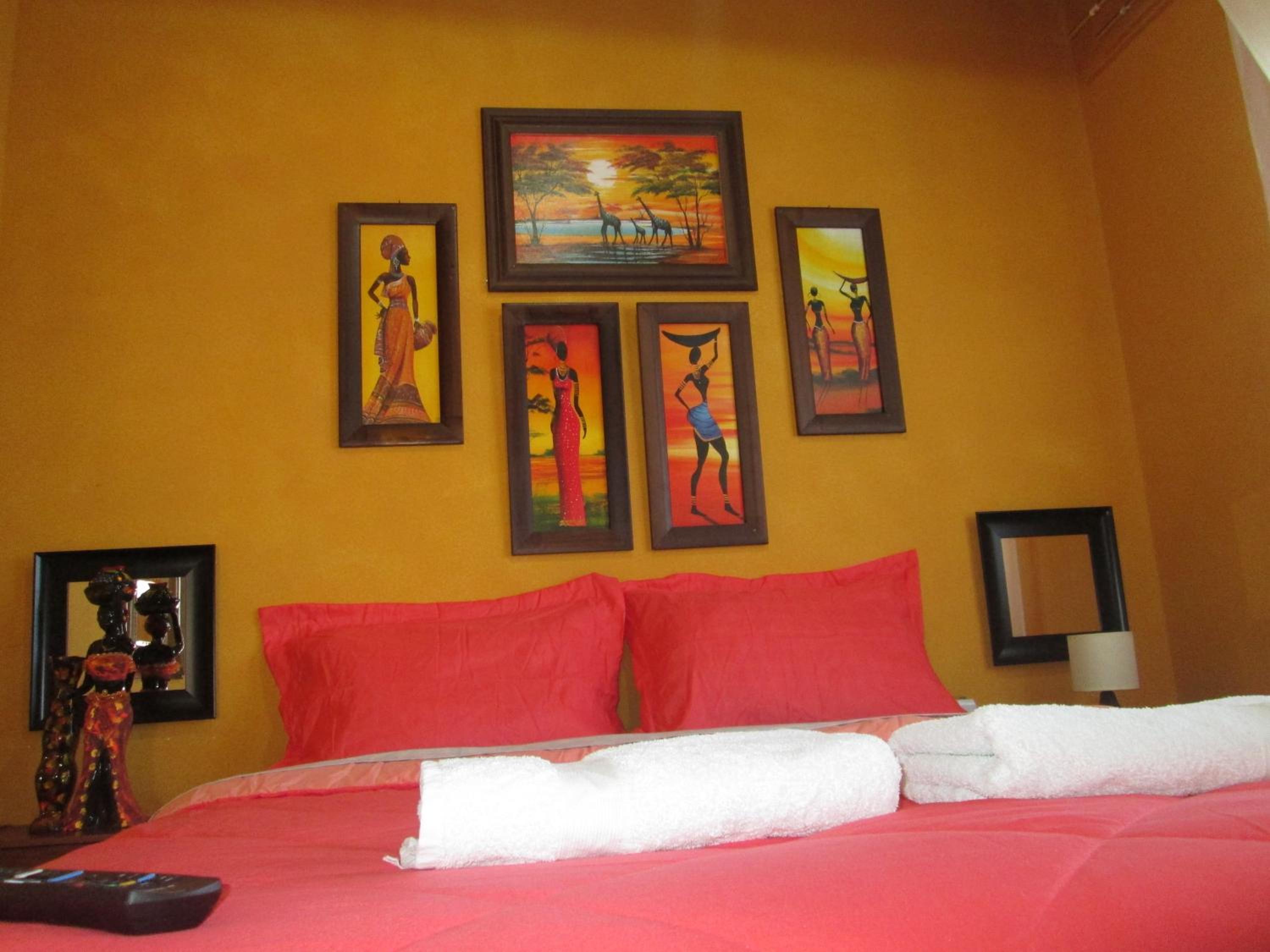 Queen Room with Shared Bathroom photo 2
