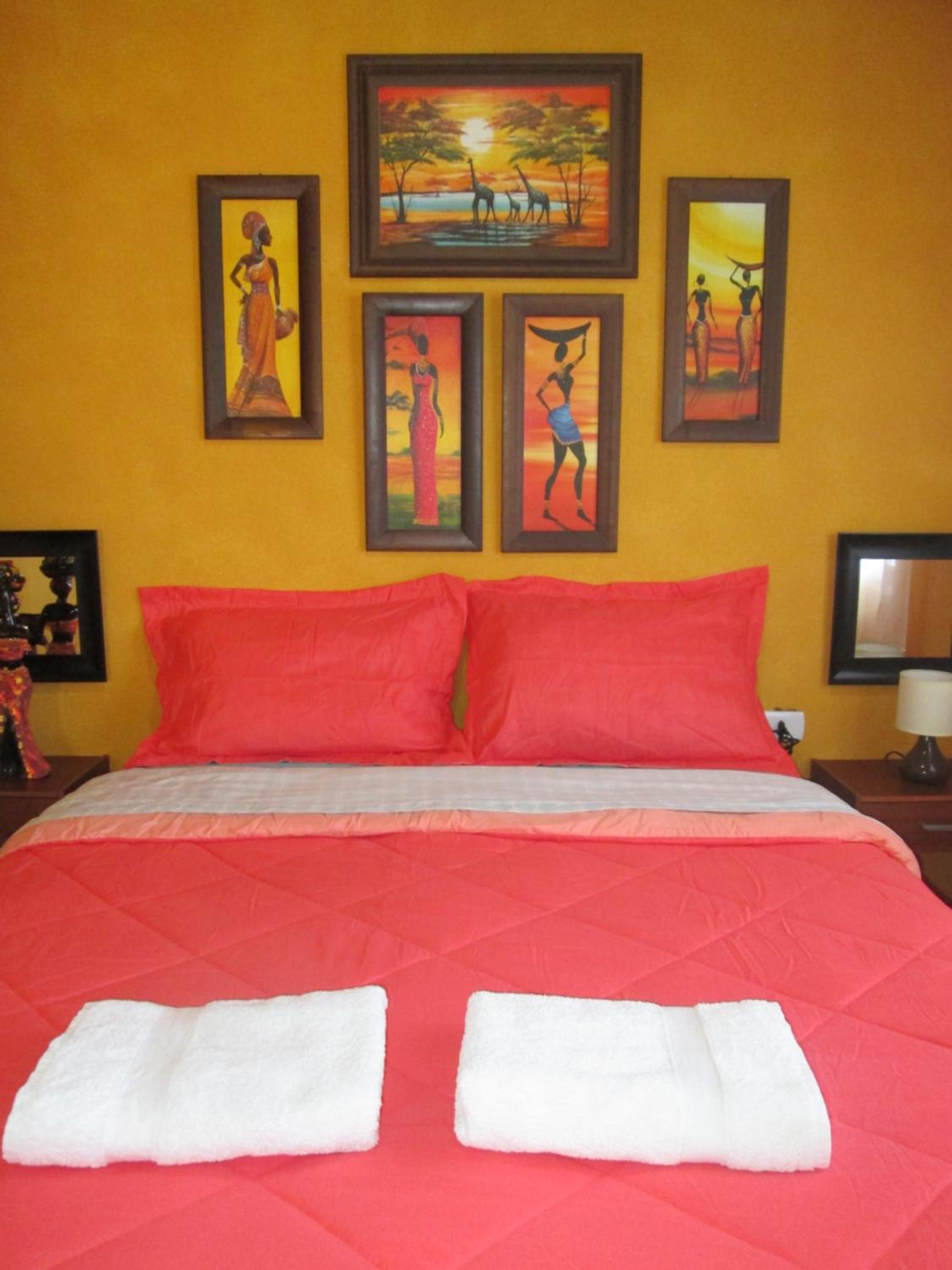Queen Room with Shared Bathroom photo 1