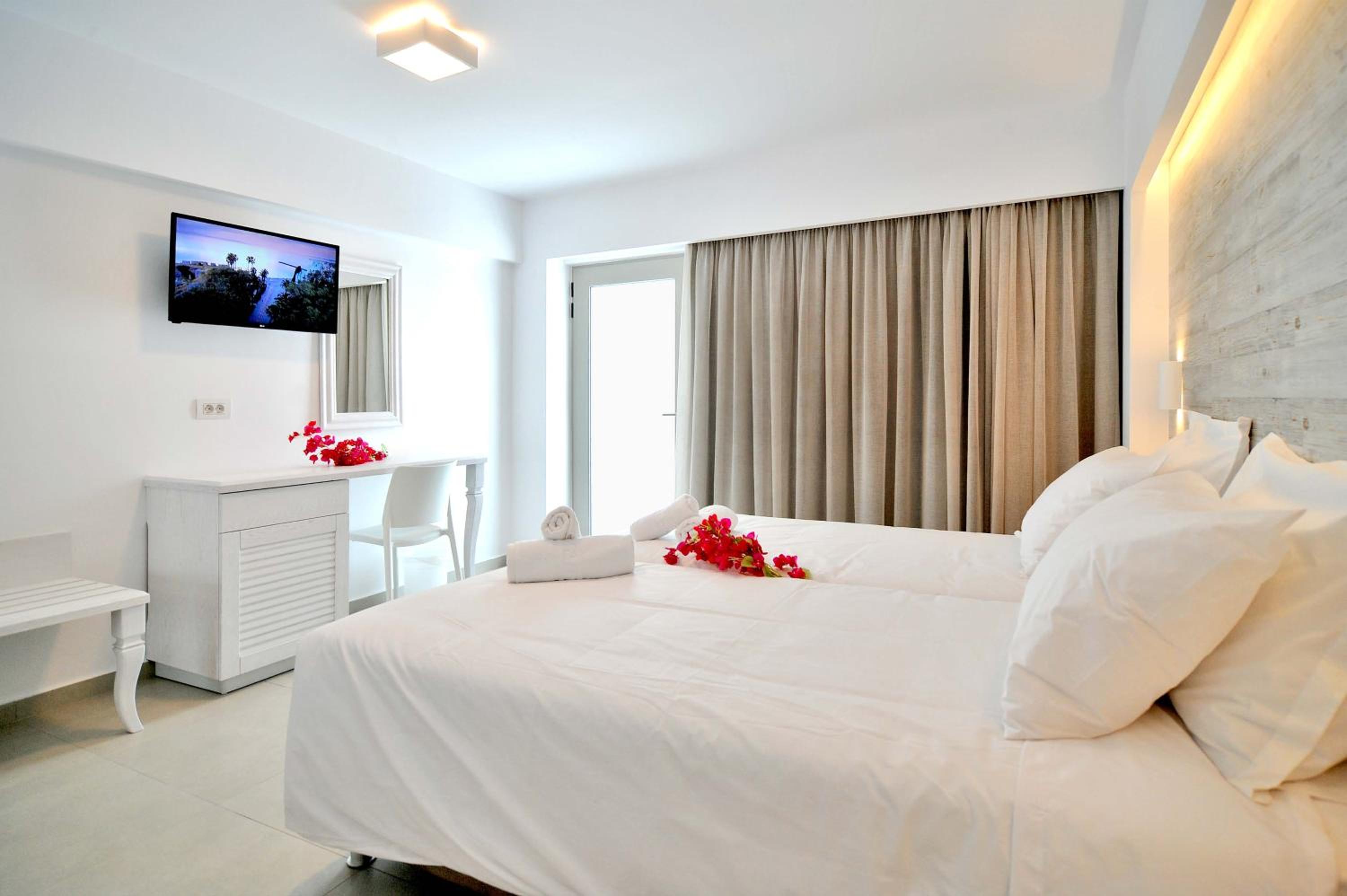 Deluxe Triple Room with Garden View - Photo 4