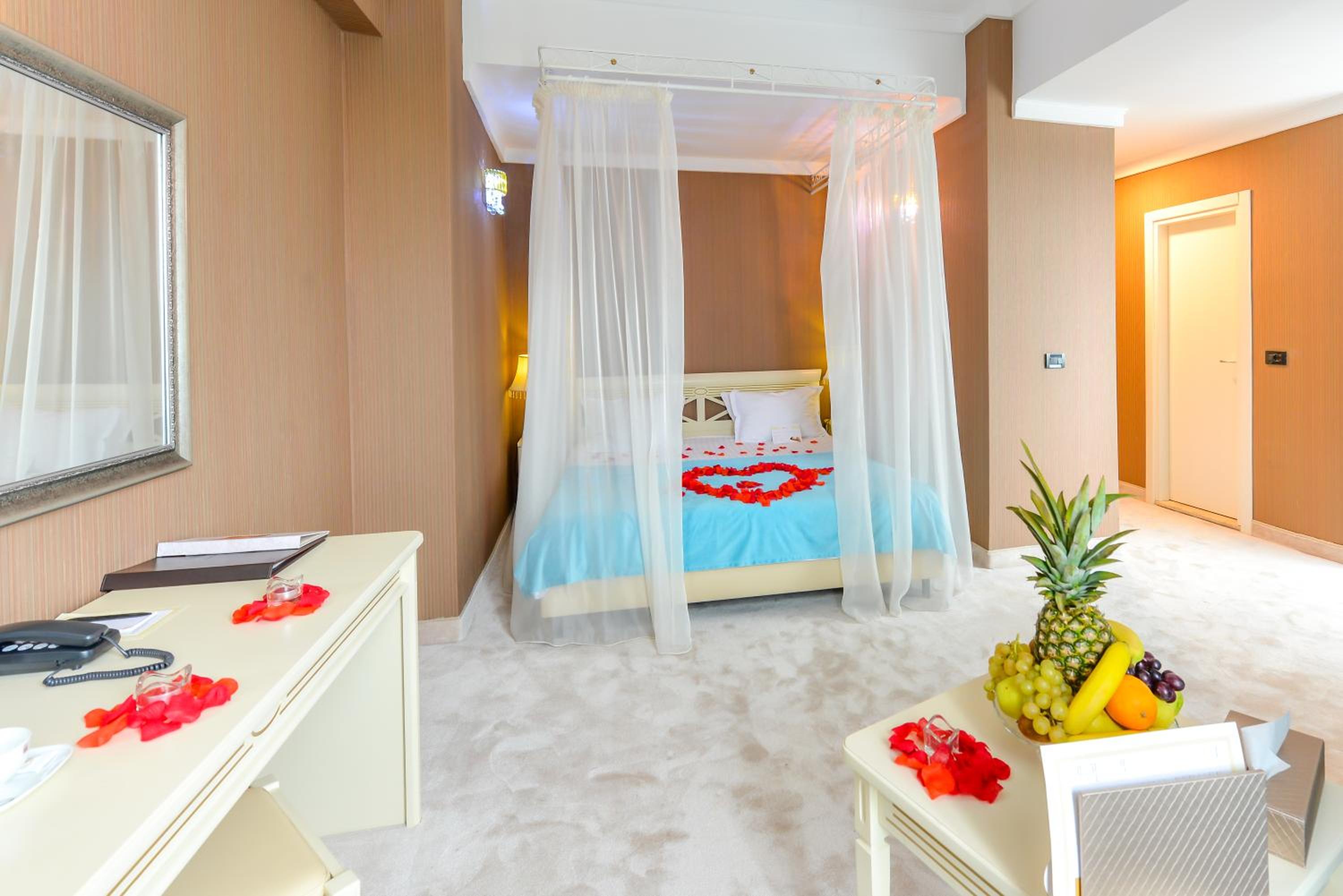 Double Superior Canopy Bed photo 1