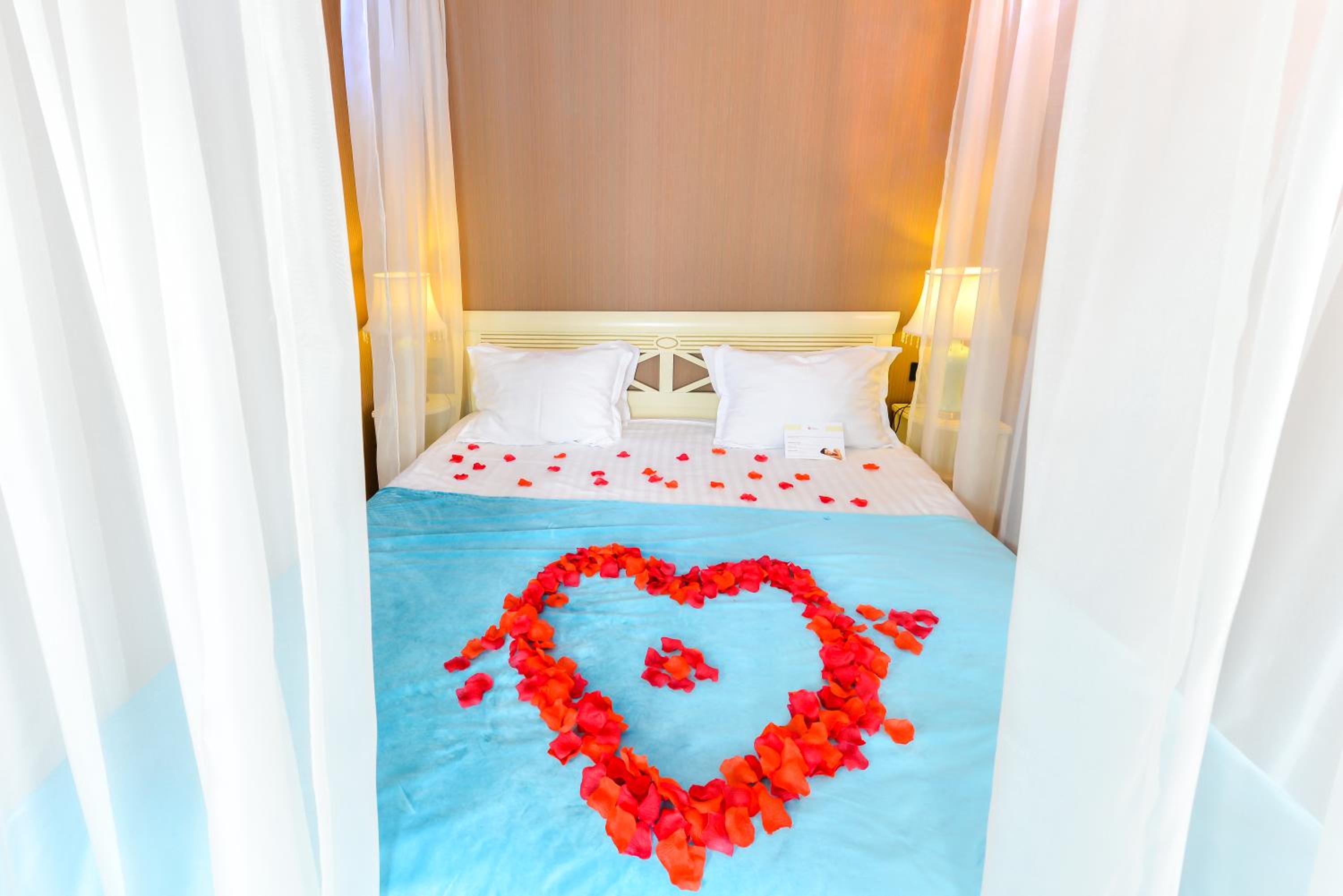 Double Superior Canopy Bed photo 2