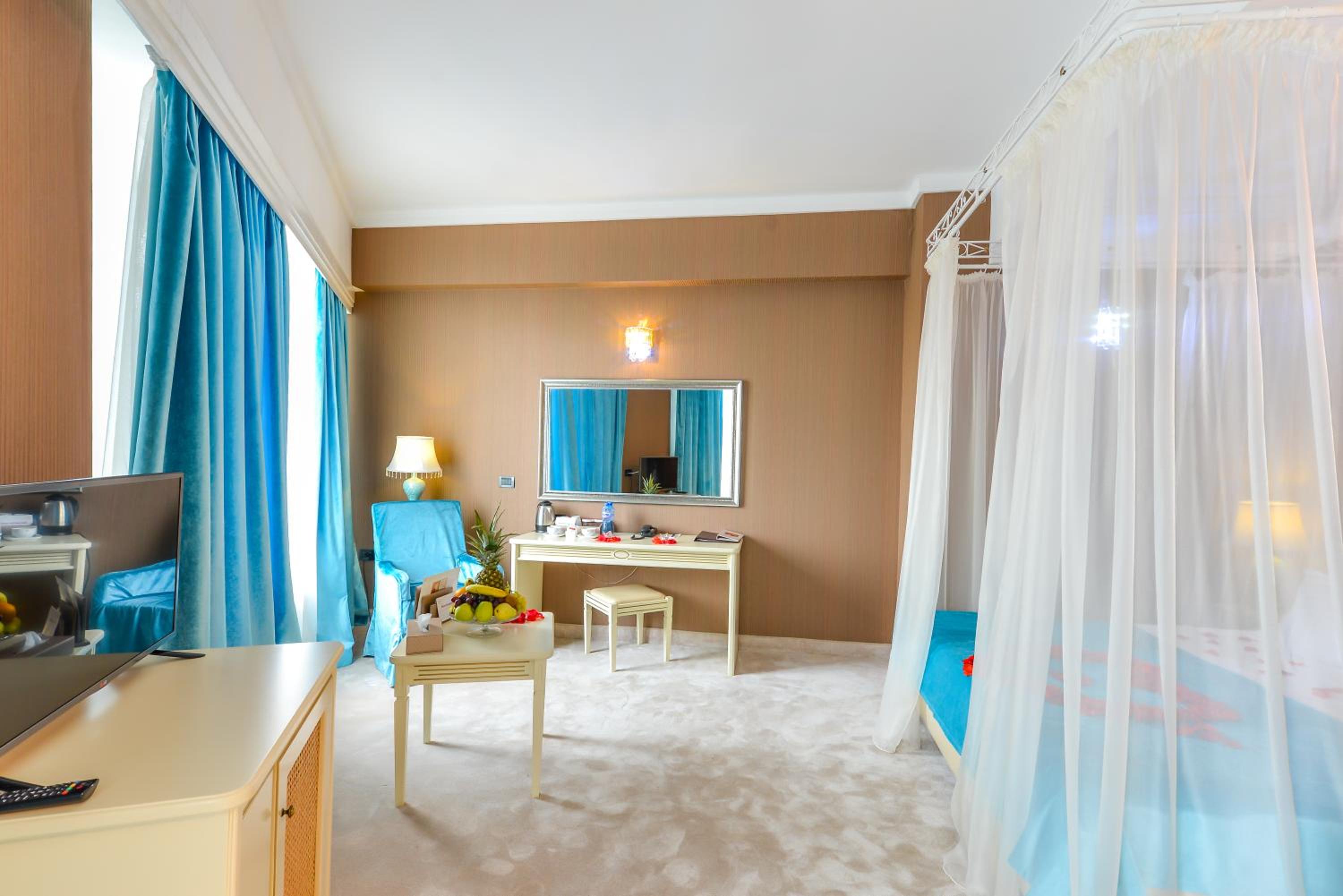 Double Superior Canopy Bed photo 3