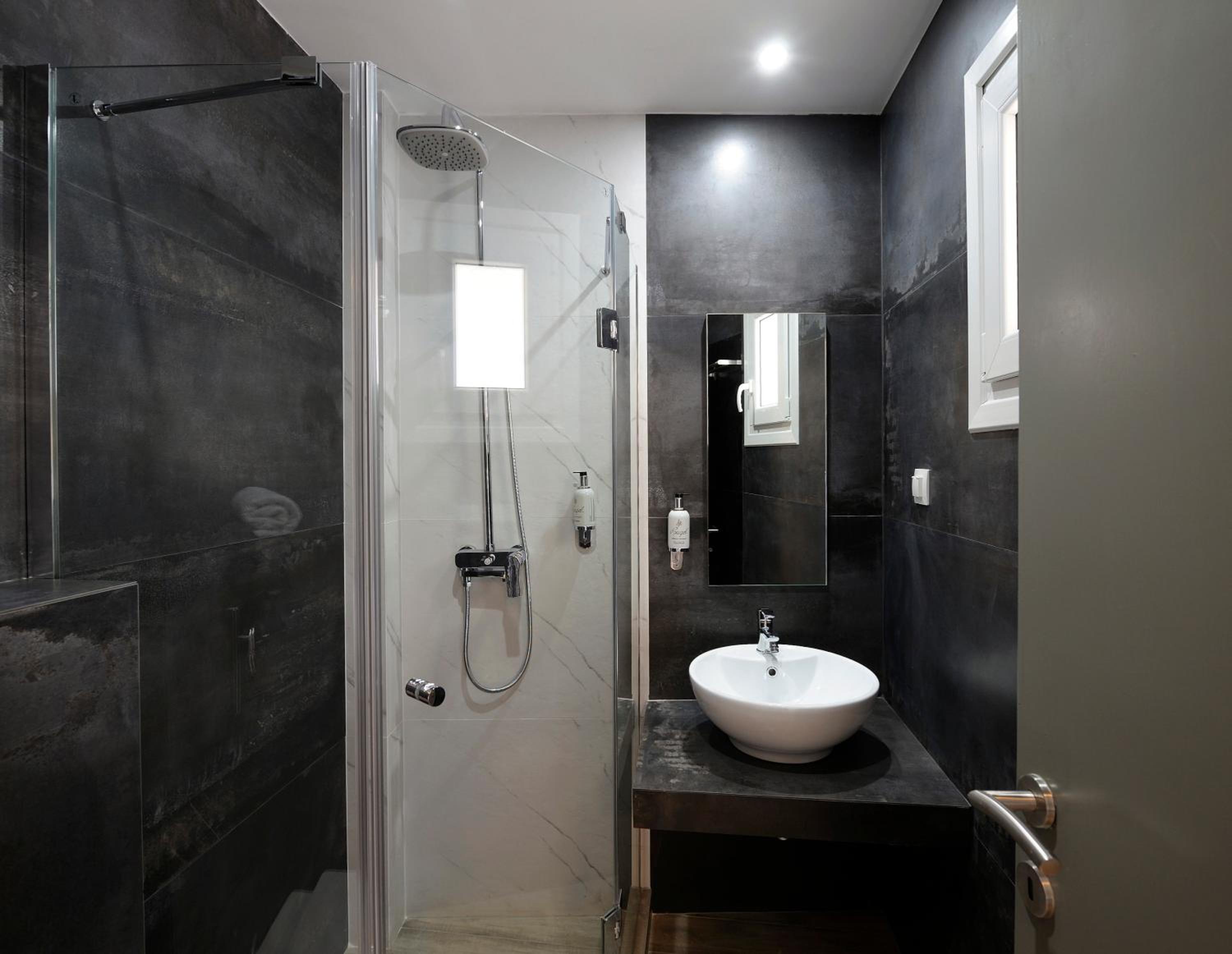 Deluxe Triple Room with Balcony photo 2