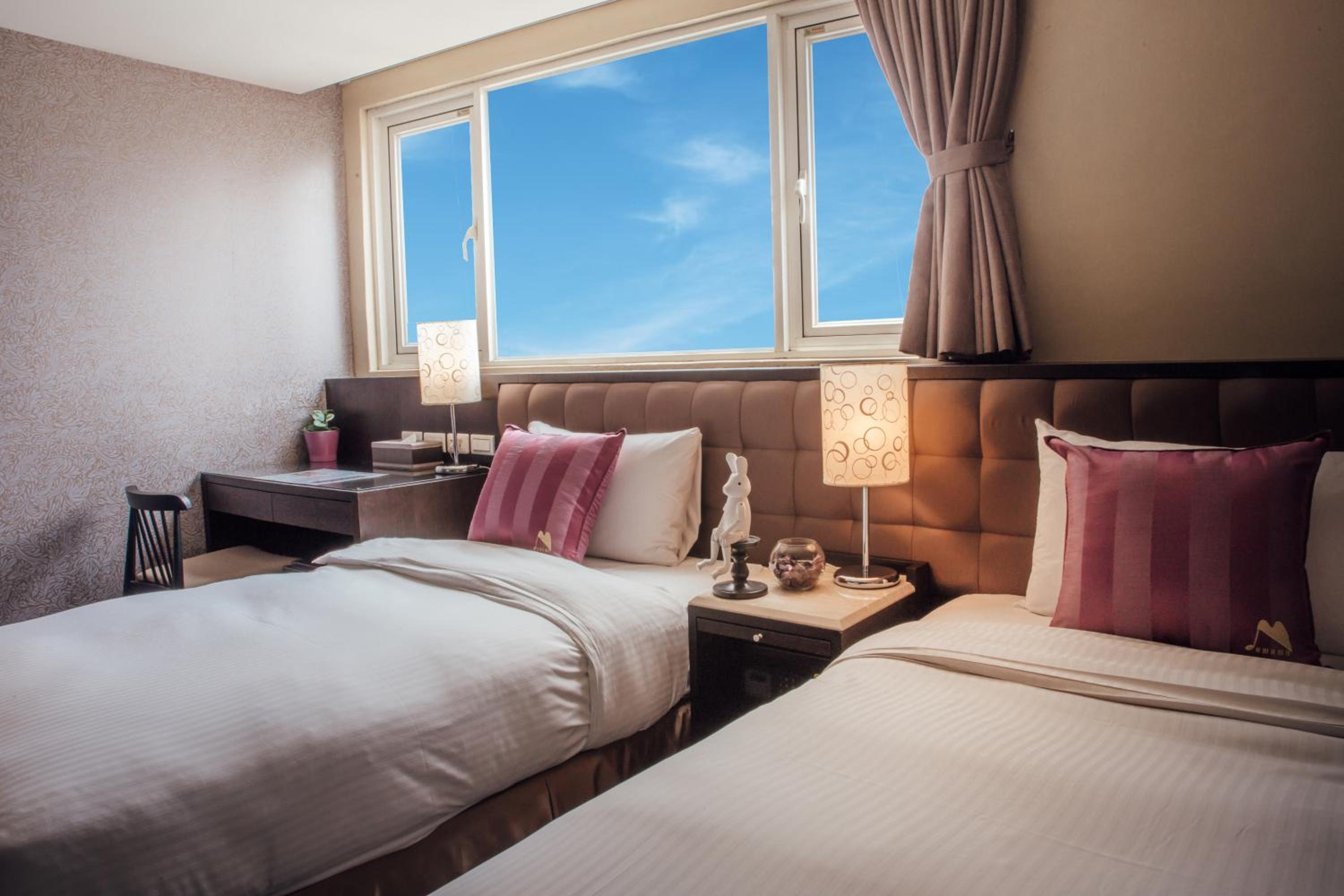 Deluxe Twin Room with Window photo 3