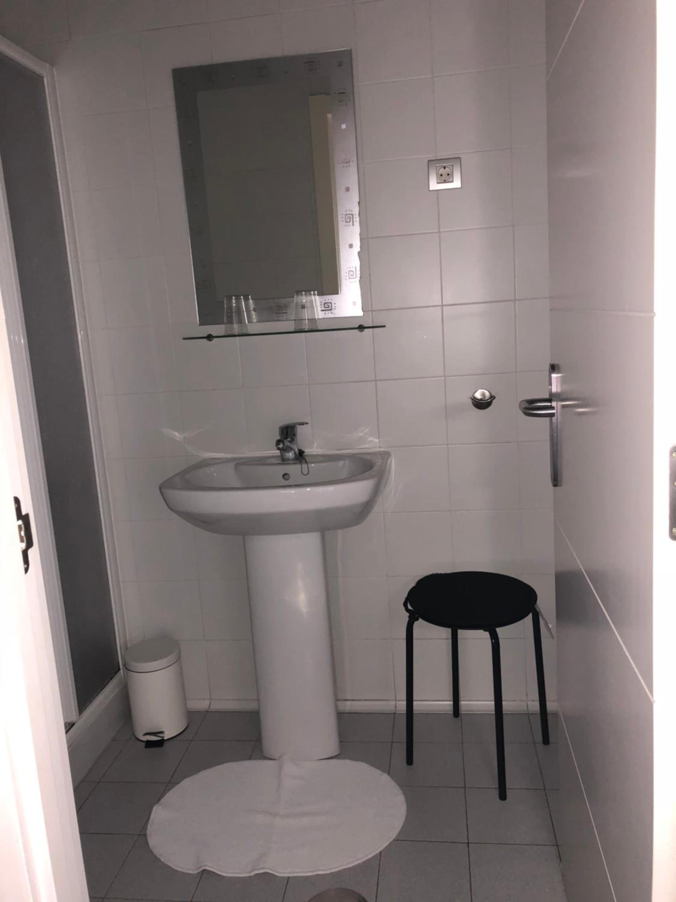 Twin Room with Private Bathroom - Photo 2